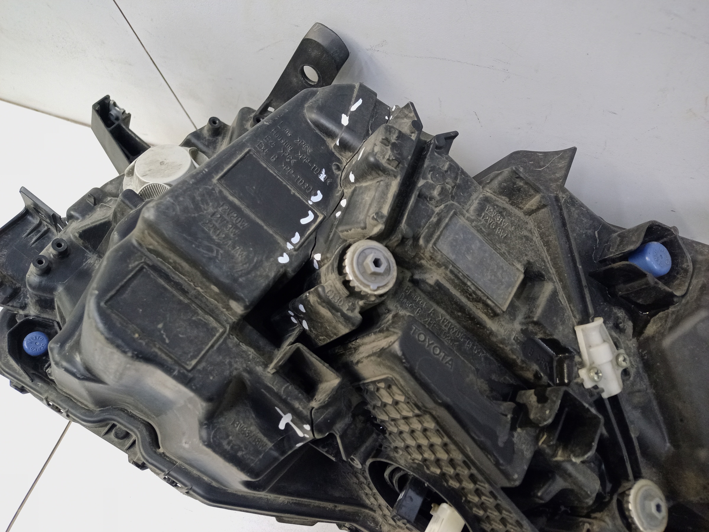 Фара передняя правая Toyota Land Cruiser 300 LED