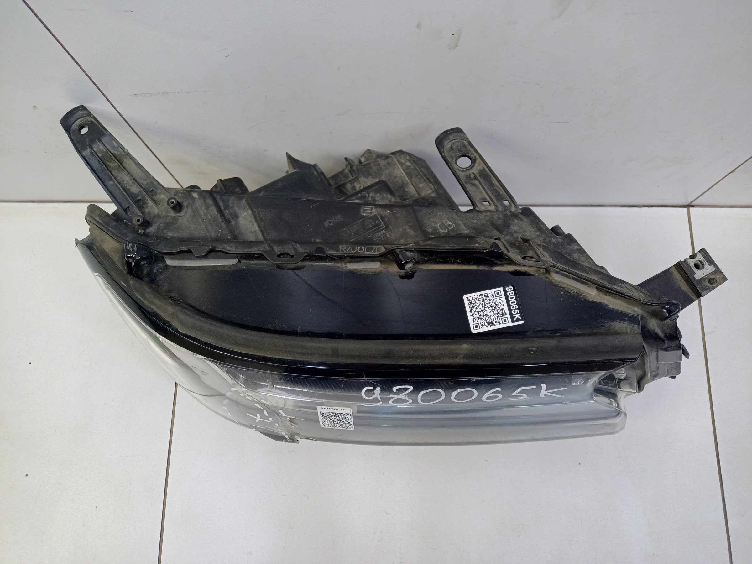 Фара передняя правая Toyota Land Cruiser 300 LED