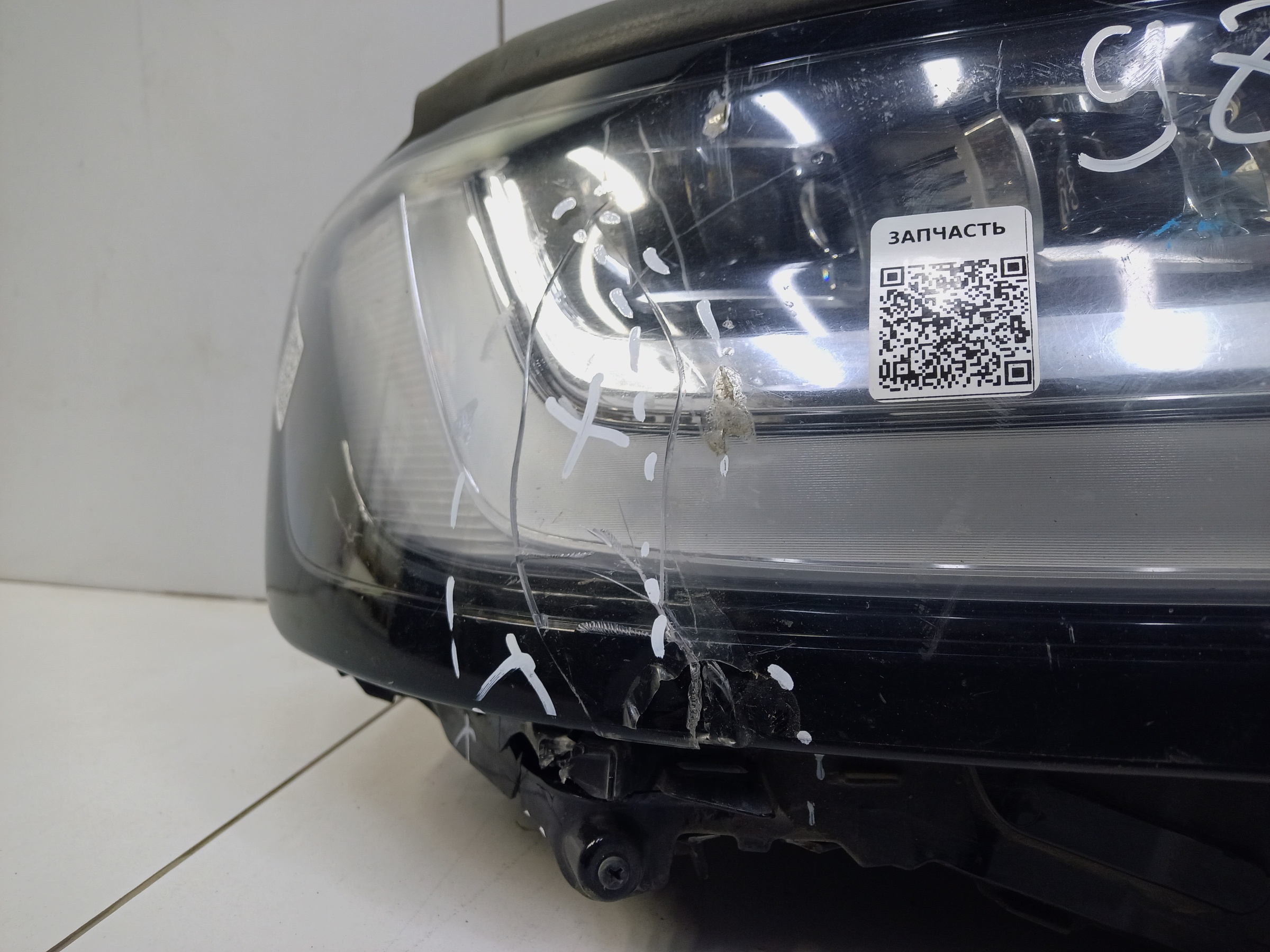 Фара передняя правая Toyota Land Cruiser 300 LED