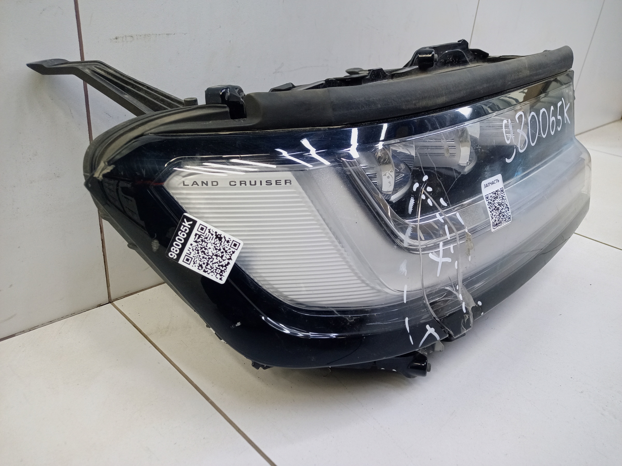 Фара передняя правая Toyota Land Cruiser 300 LED