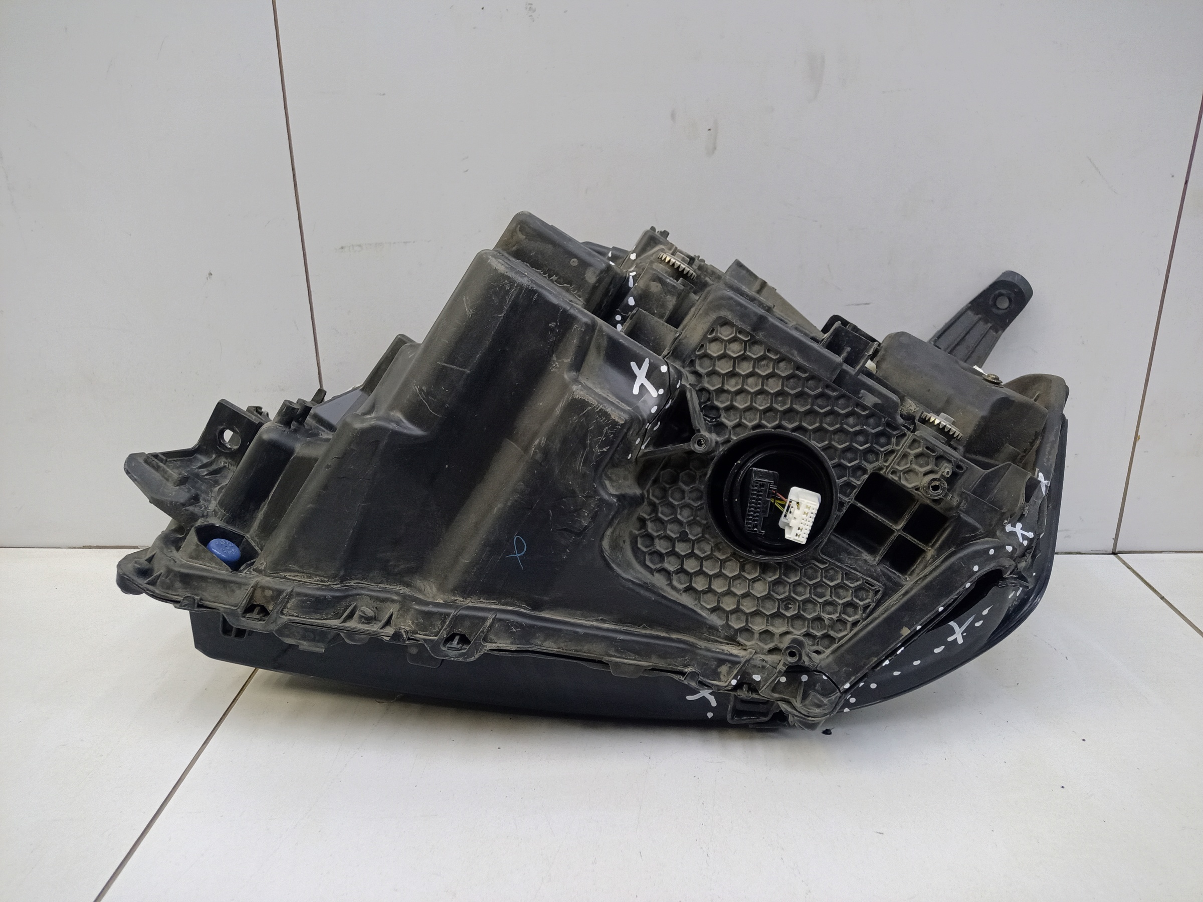 Фара передняя правая Toyota Land Cruiser 300 LED