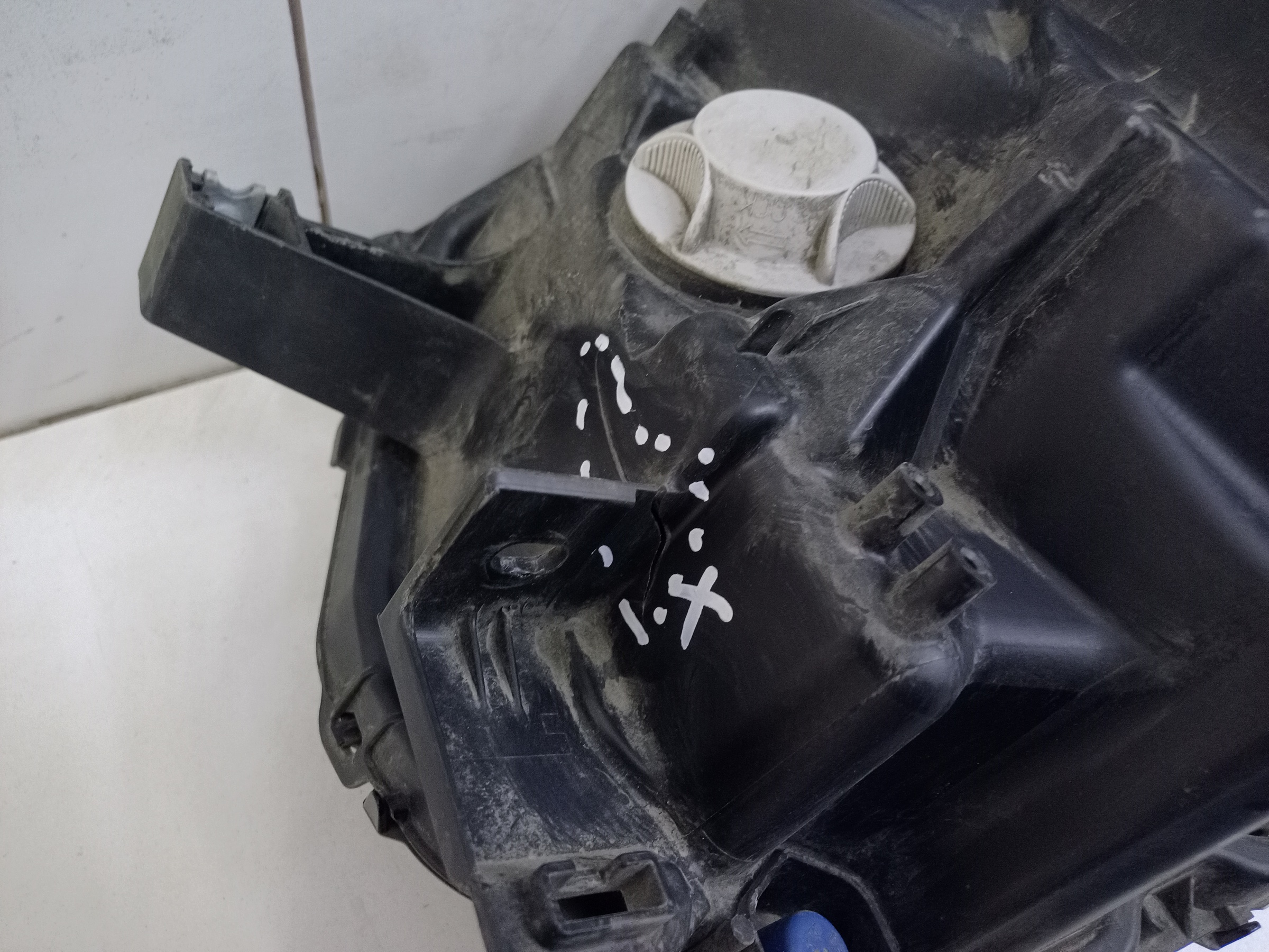 Фара передняя правая Toyota Land Cruiser 300 LED