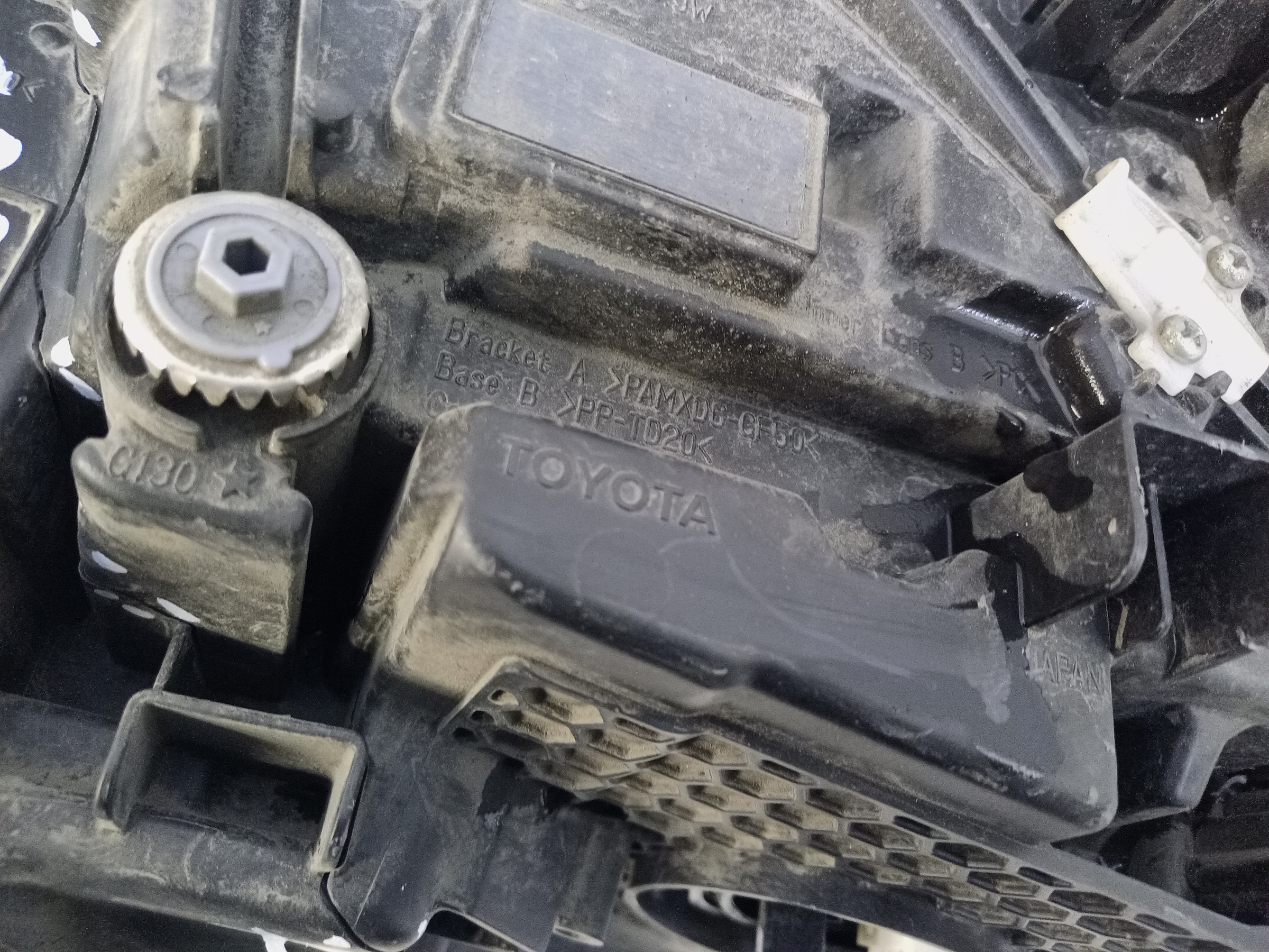 Фара передняя правая Toyota Land Cruiser 300 LED