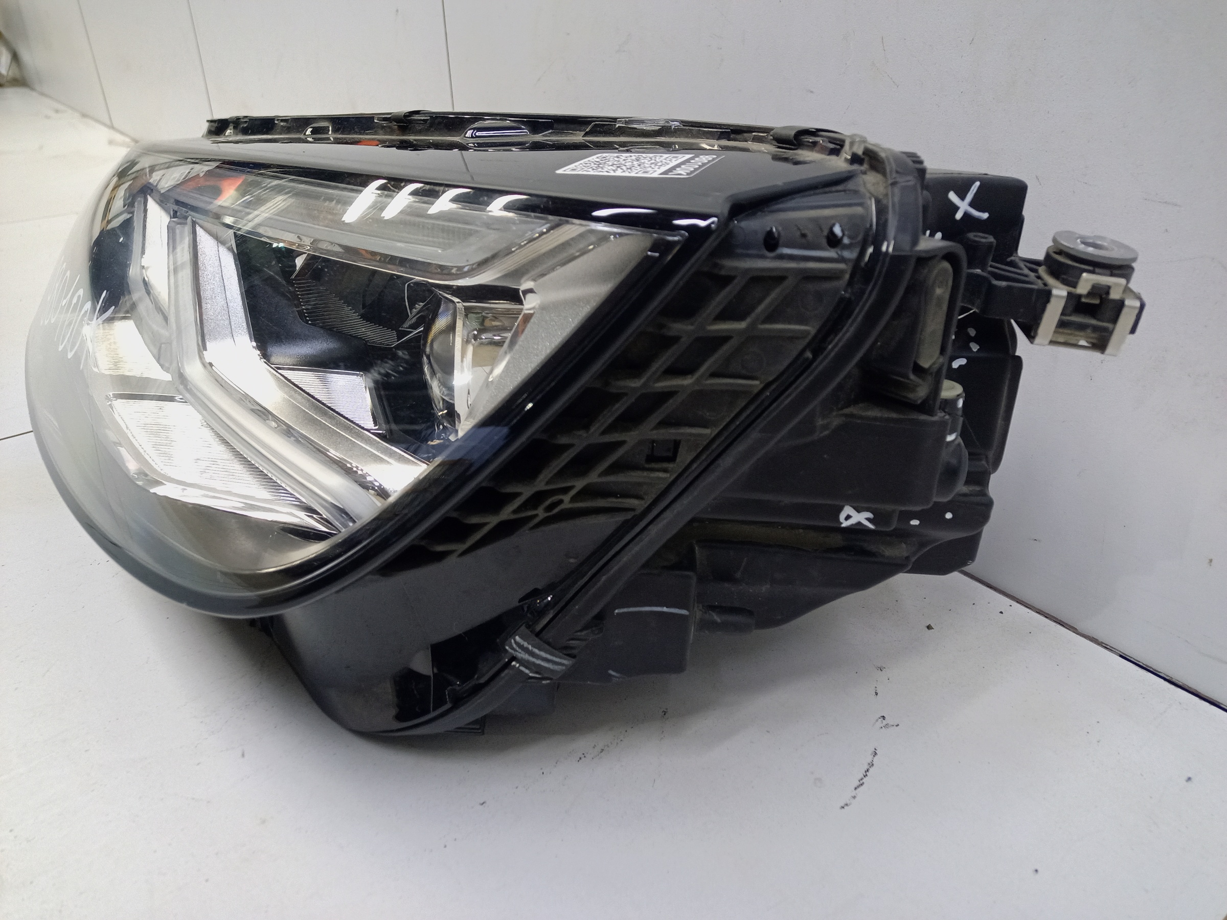 Фара передняя левая Audi Q5 2 LED