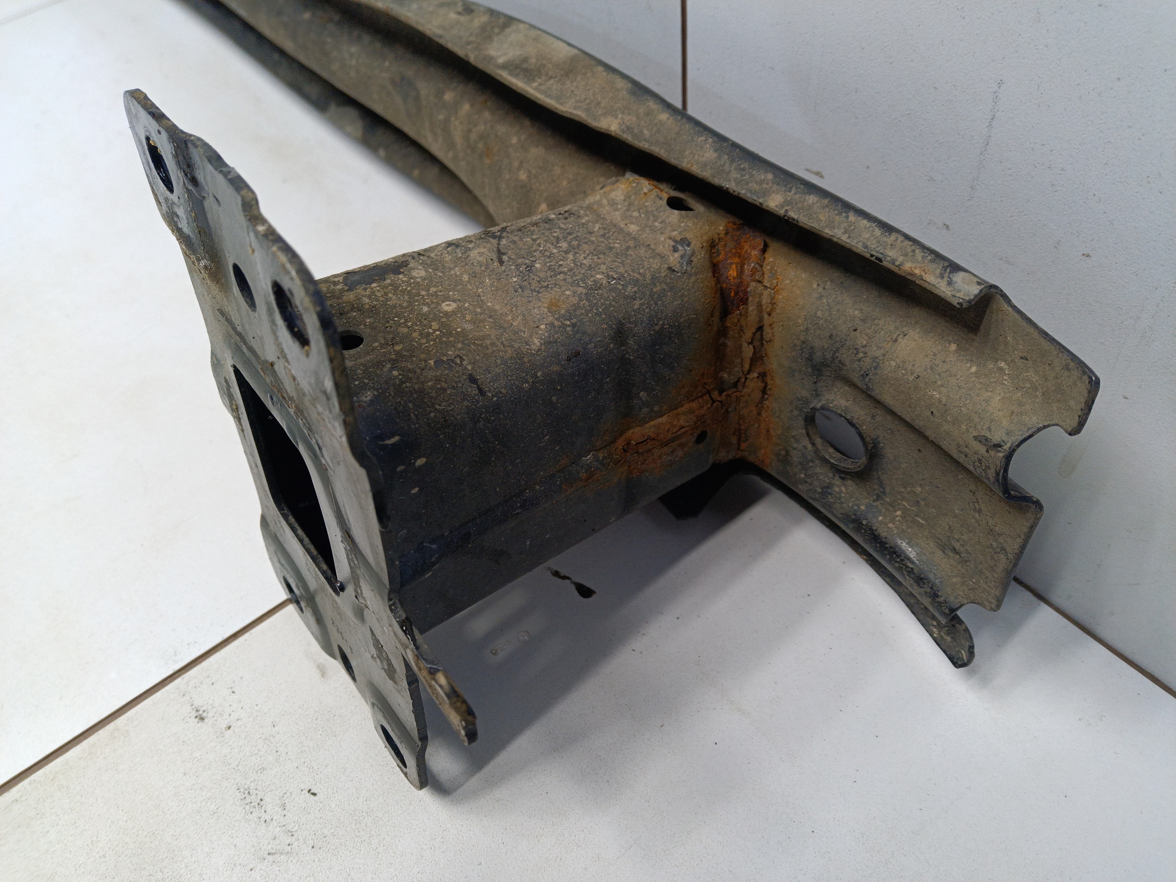 Усилитель заднего бампера Volkswagen Tiguan 2