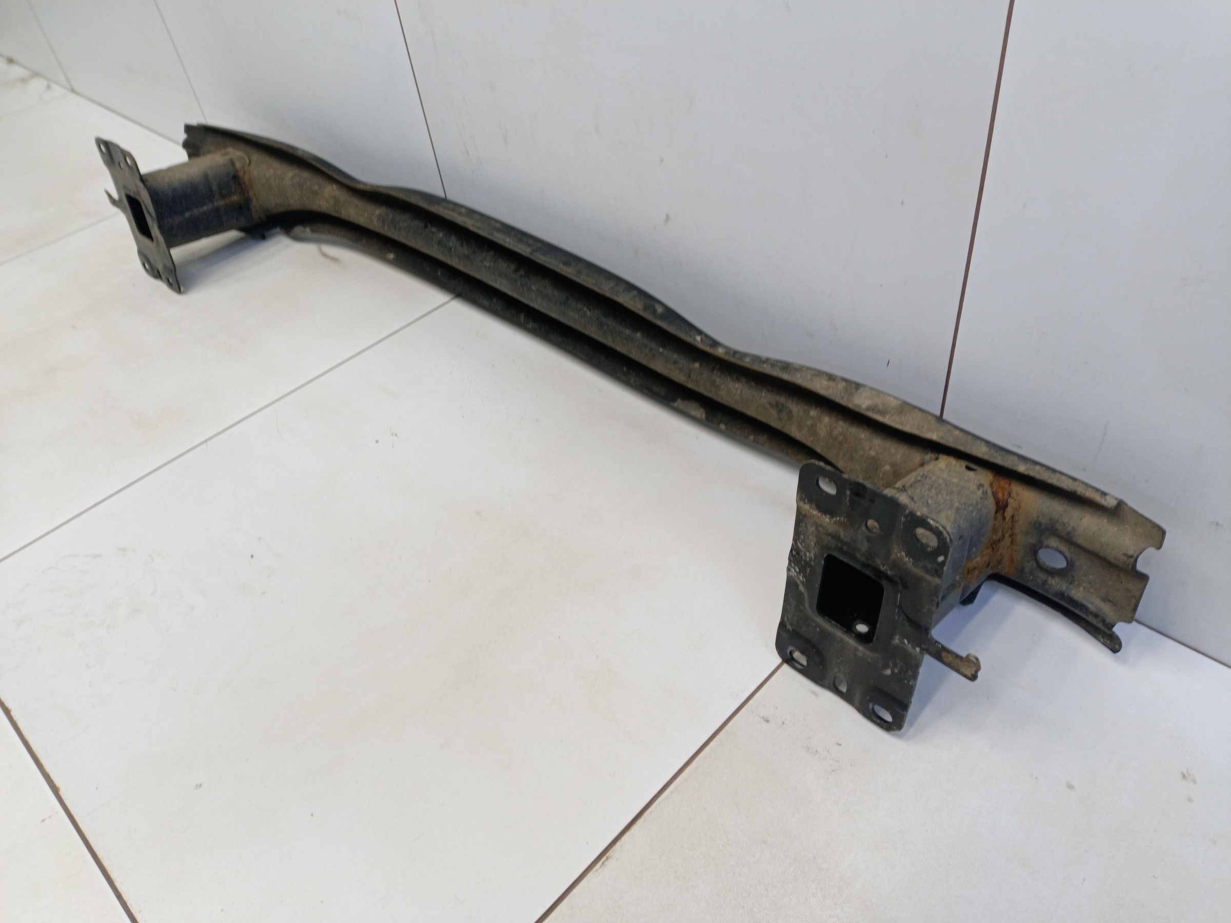 Усилитель заднего бампера Volkswagen Tiguan 2