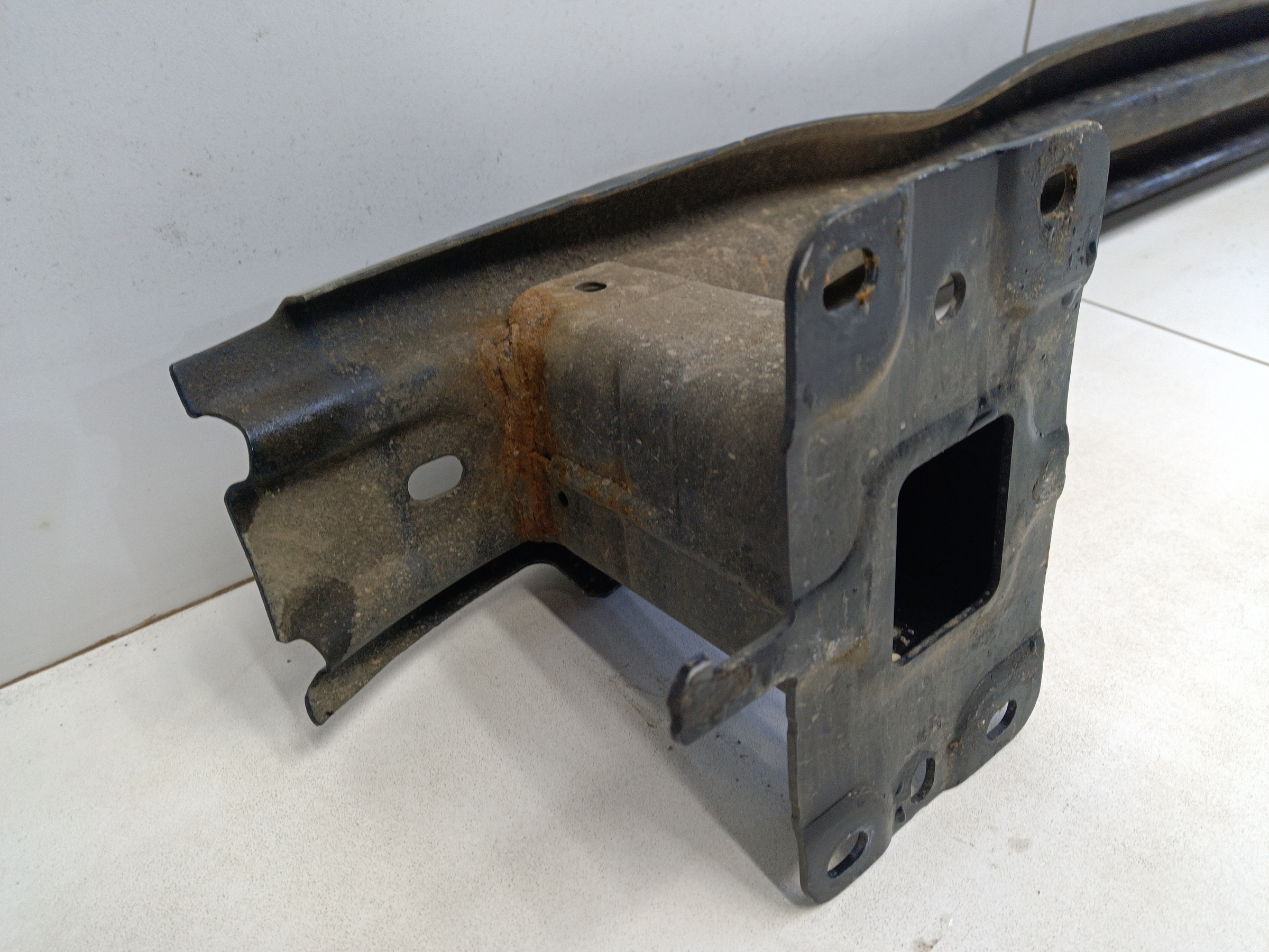 Усилитель заднего бампера Volkswagen Tiguan 2