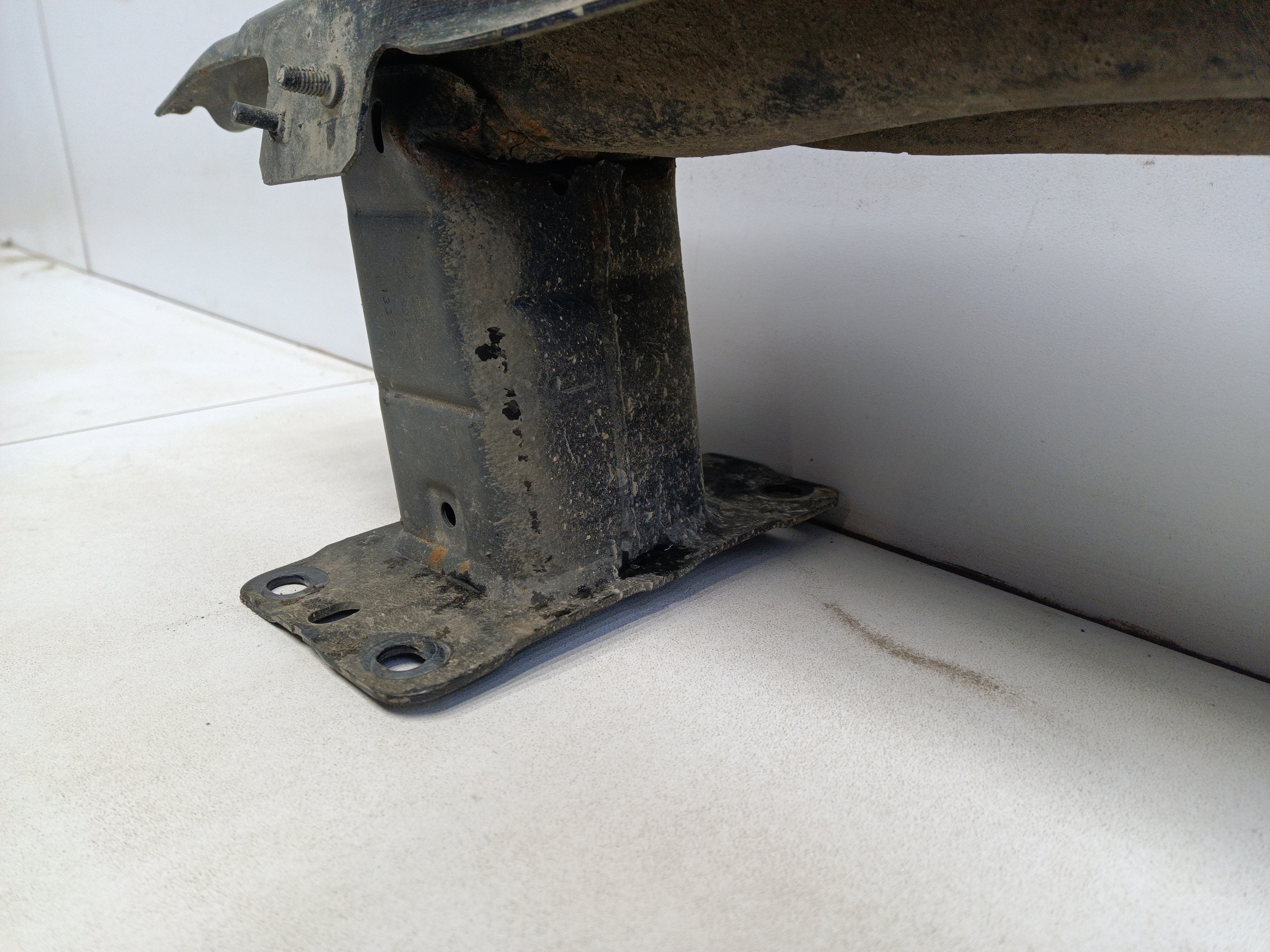 Усилитель заднего бампера Volkswagen Tiguan 2