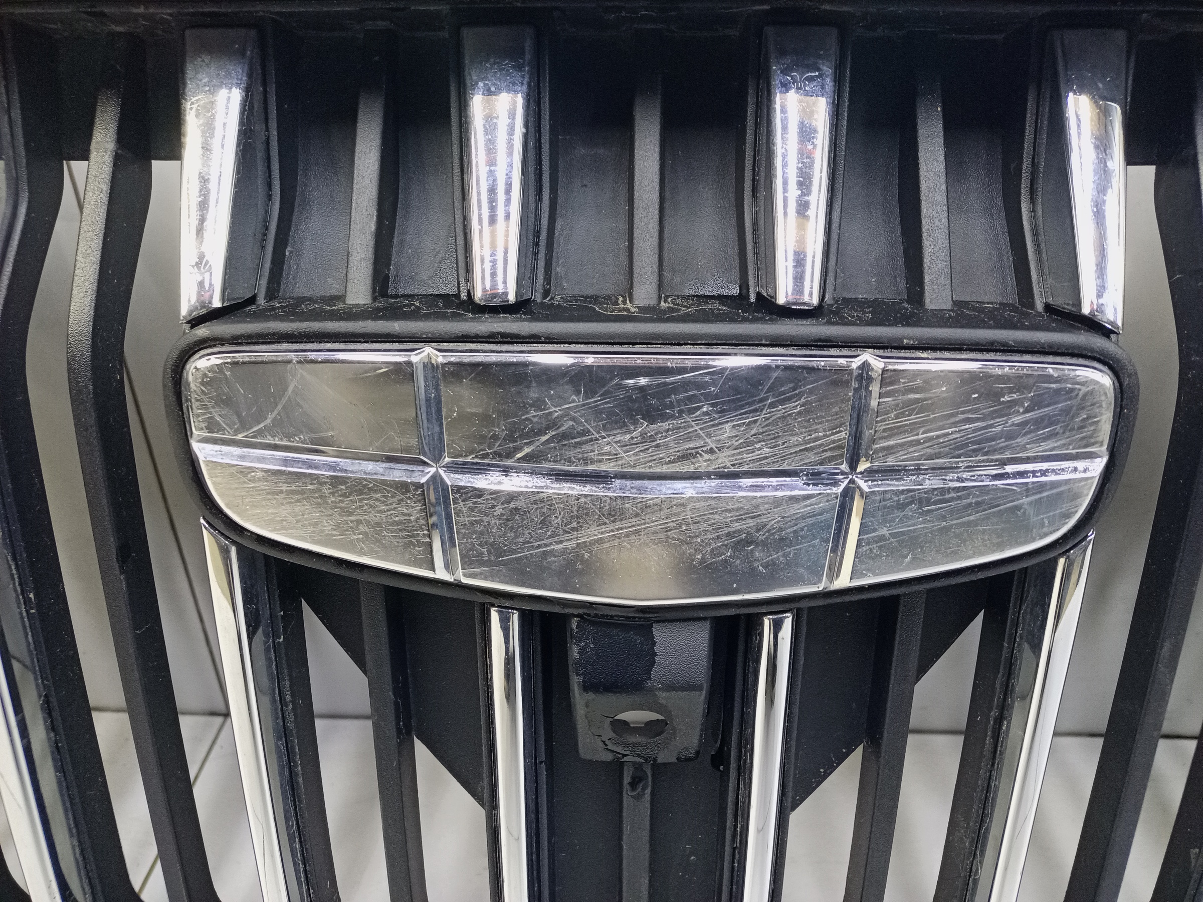 Решетка радиатора Geely Okavango под камеру