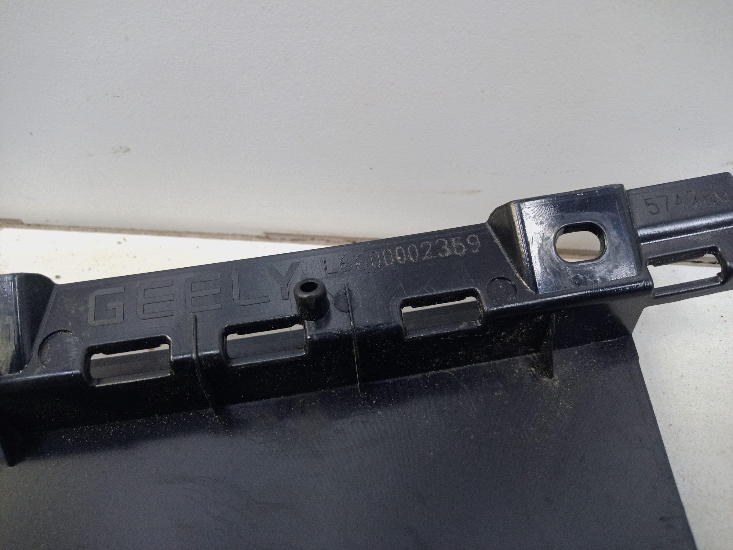 Накладка стойки двери задней левой задняя Geely Tugella