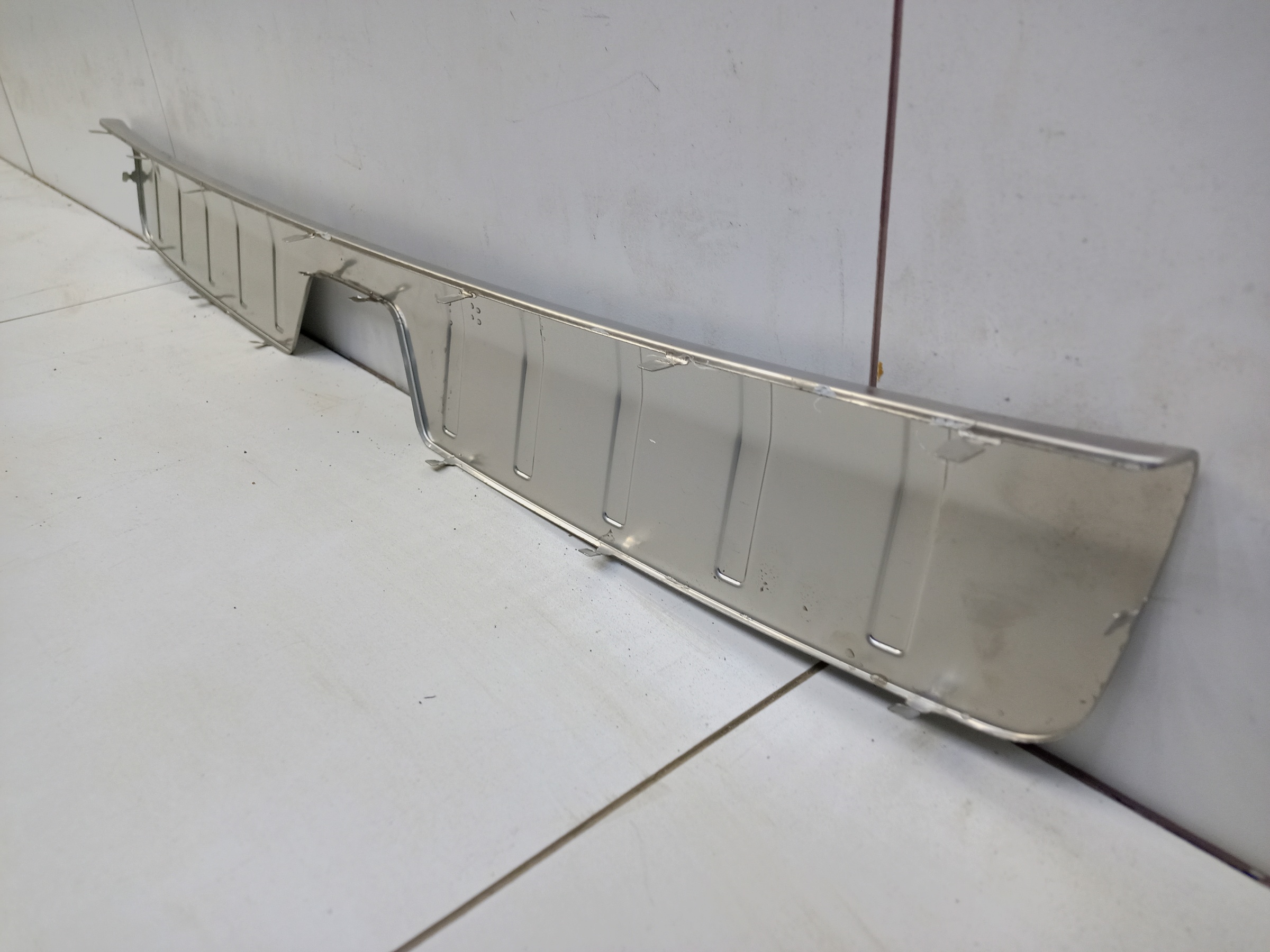 Обшивка задней панели верхняя часть Geely Tugella