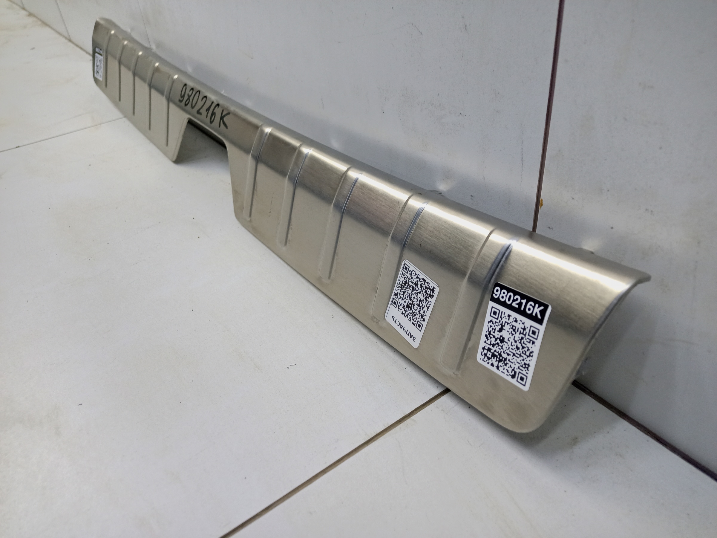 Обшивка задней панели верхняя часть Geely Tugella