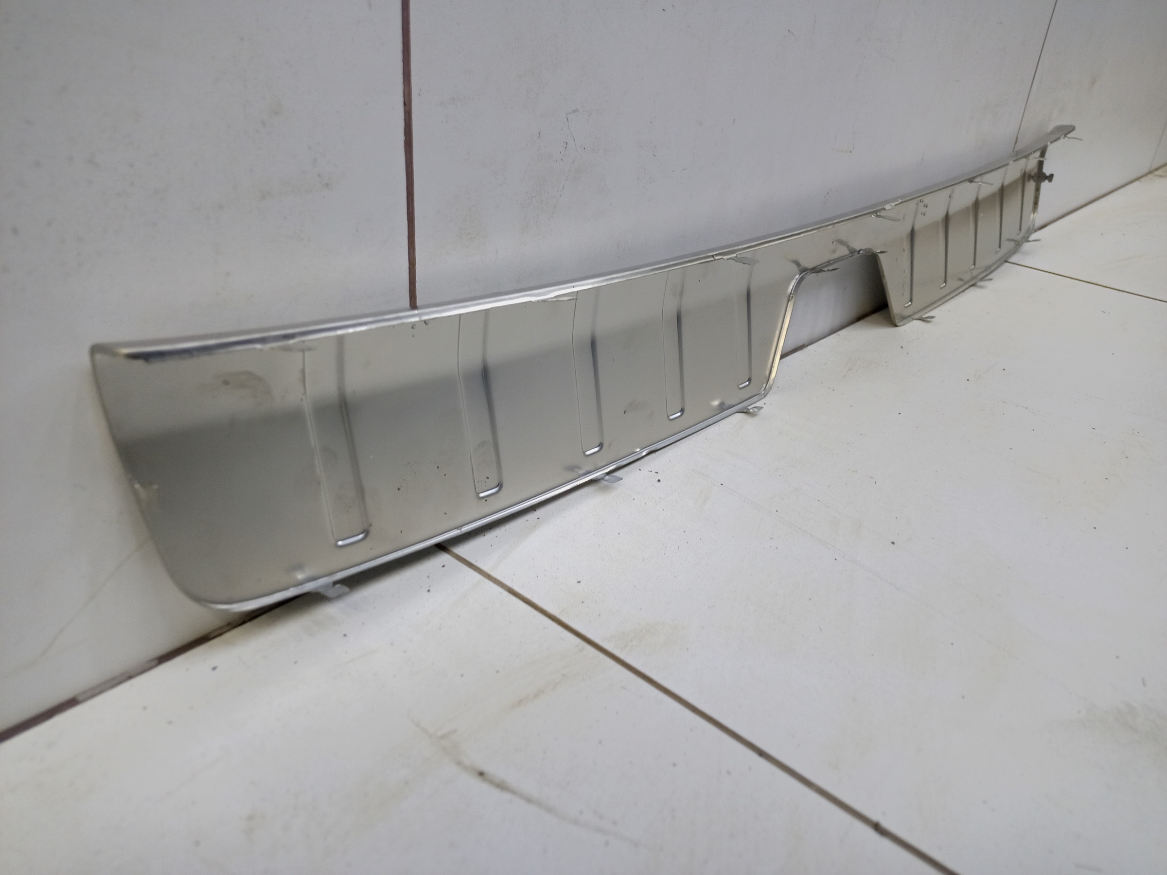 Обшивка задней панели верхняя часть Geely Tugella