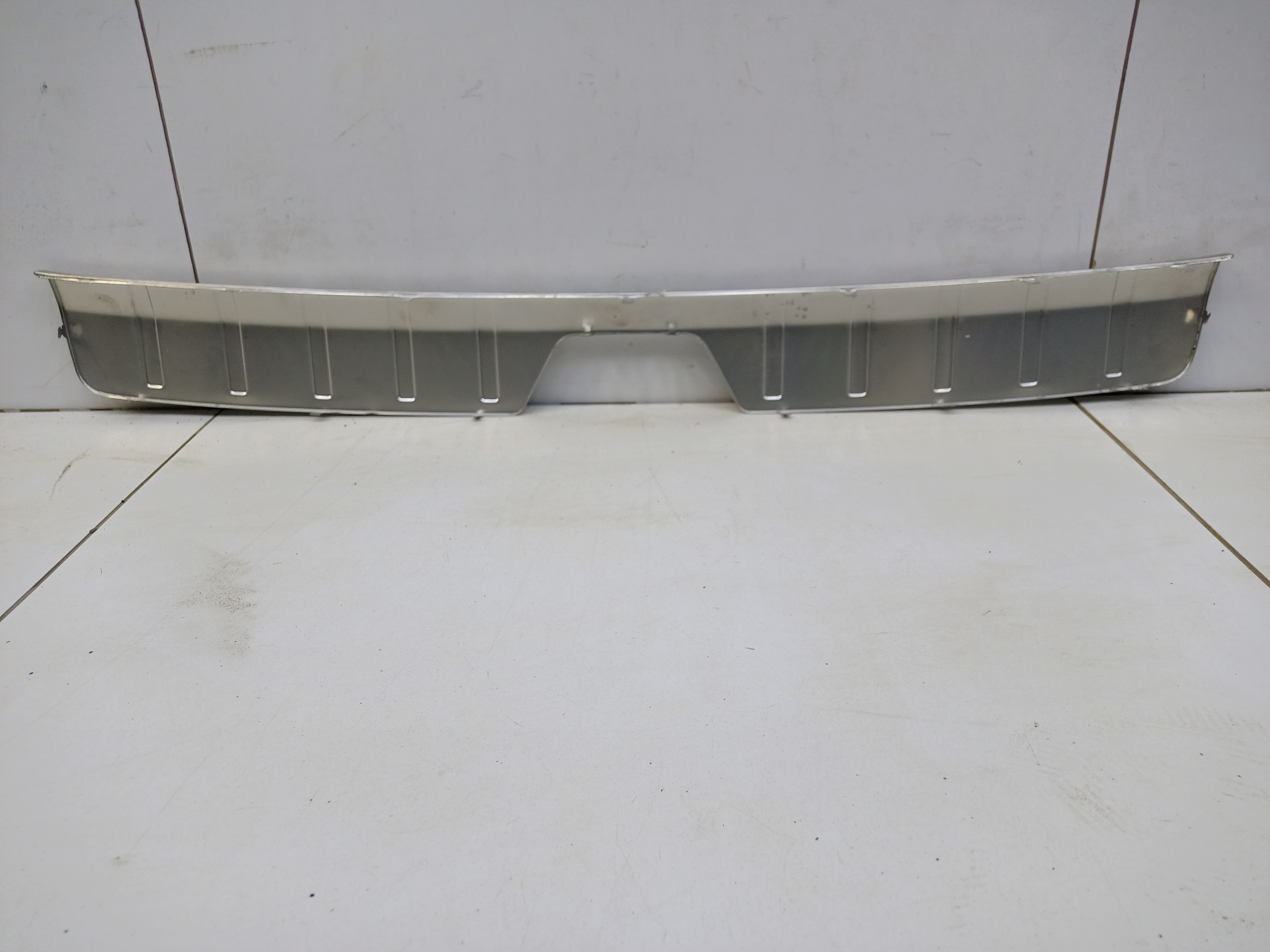 Обшивка задней панели верхняя часть Geely Tugella