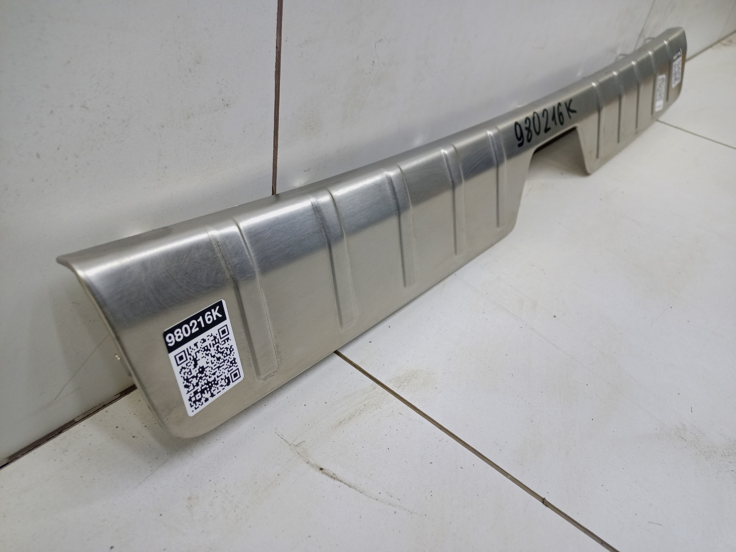 Обшивка задней панели верхняя часть Geely Tugella