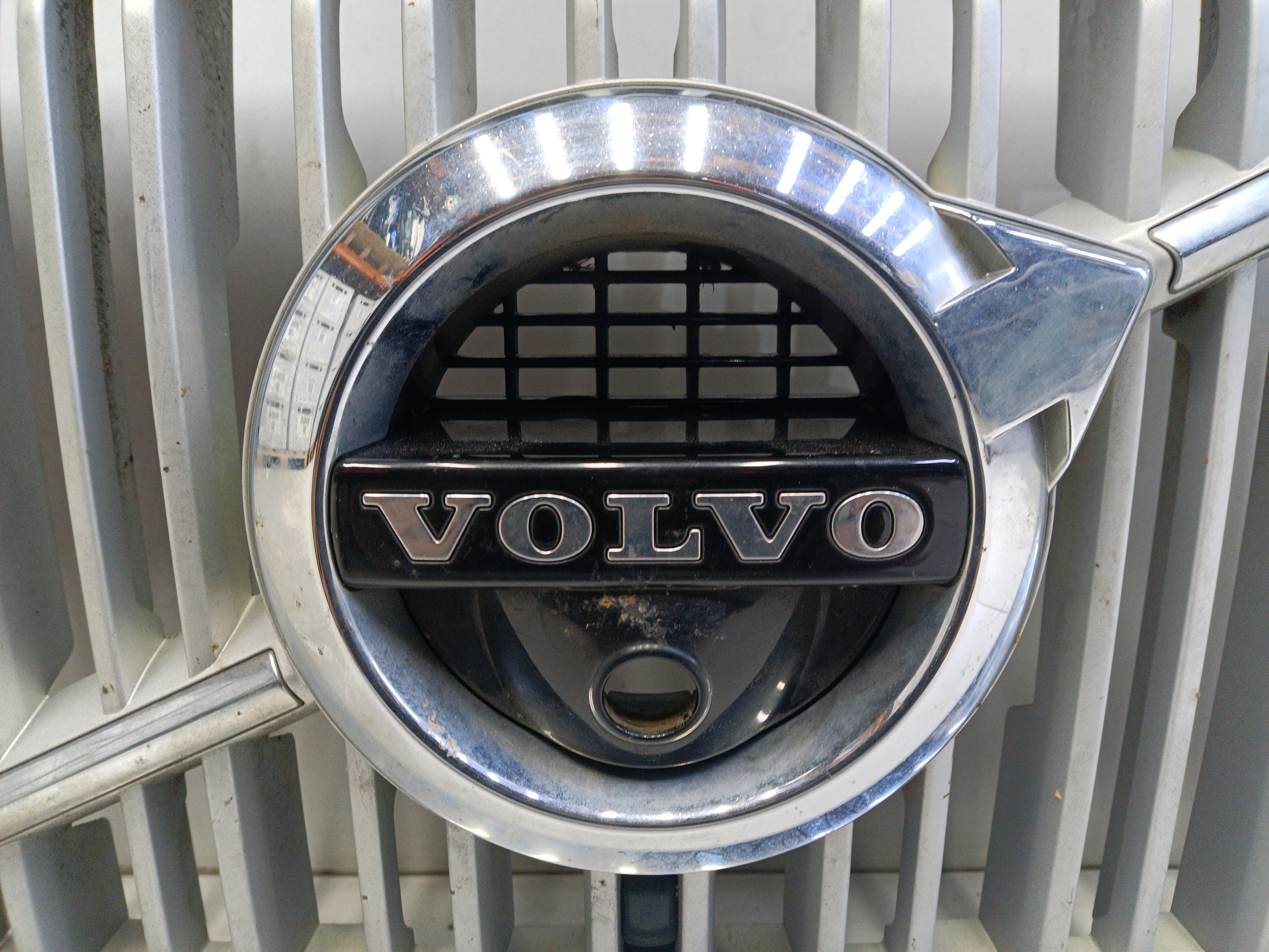 Решетка радиатора Volvo XC90 2 под камеру