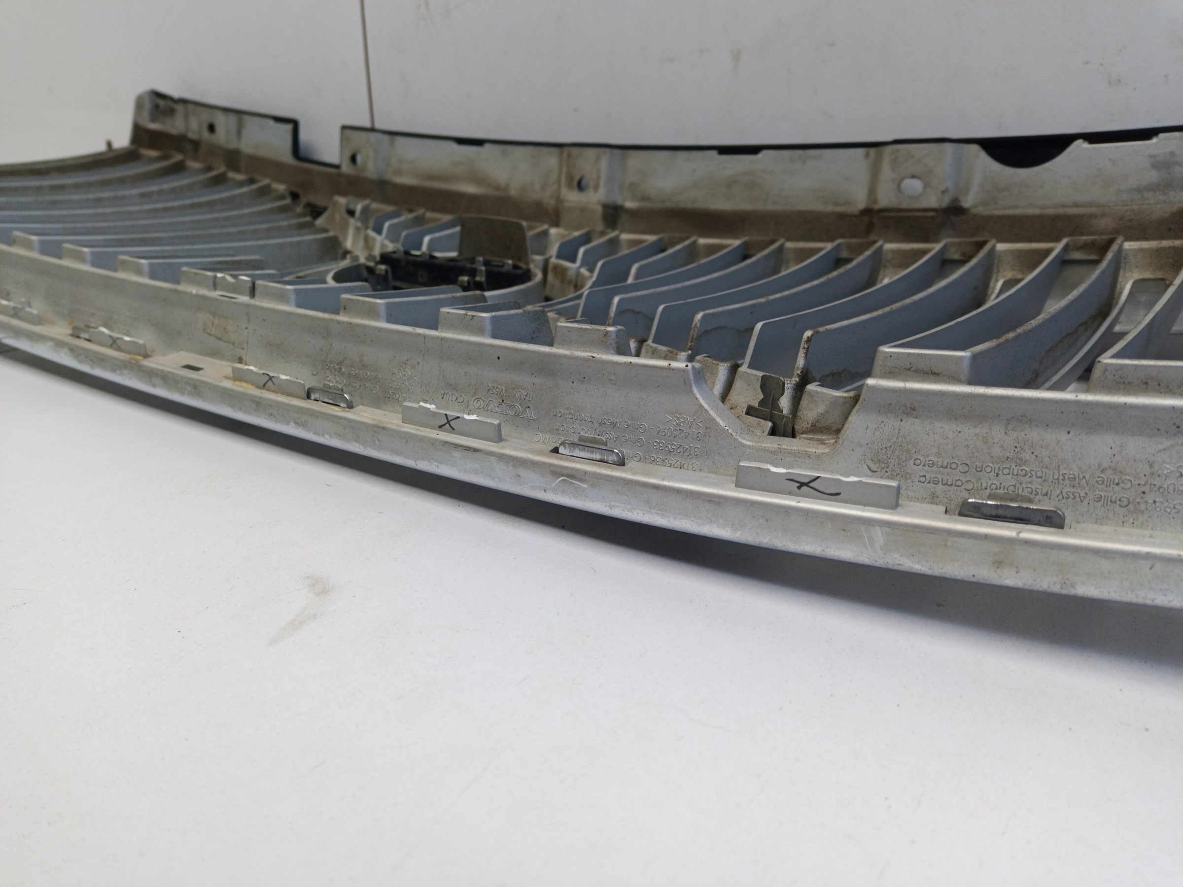 Решетка радиатора Volvo XC90 2 под камеру