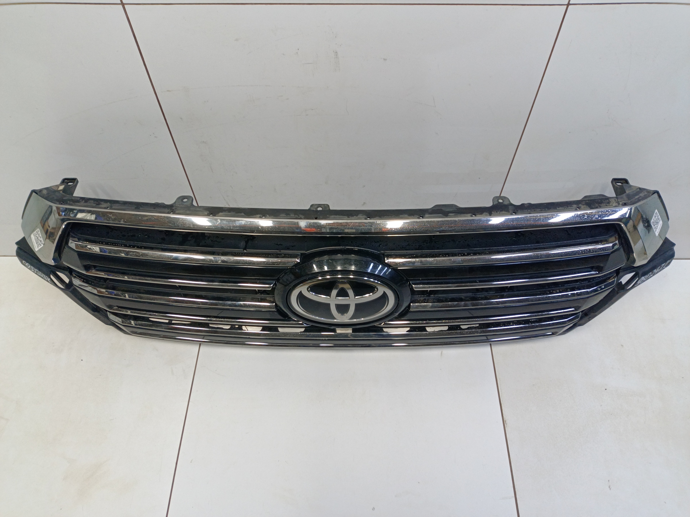 Решетка радиатора Toyota Land Cruiser 200 Restail 2