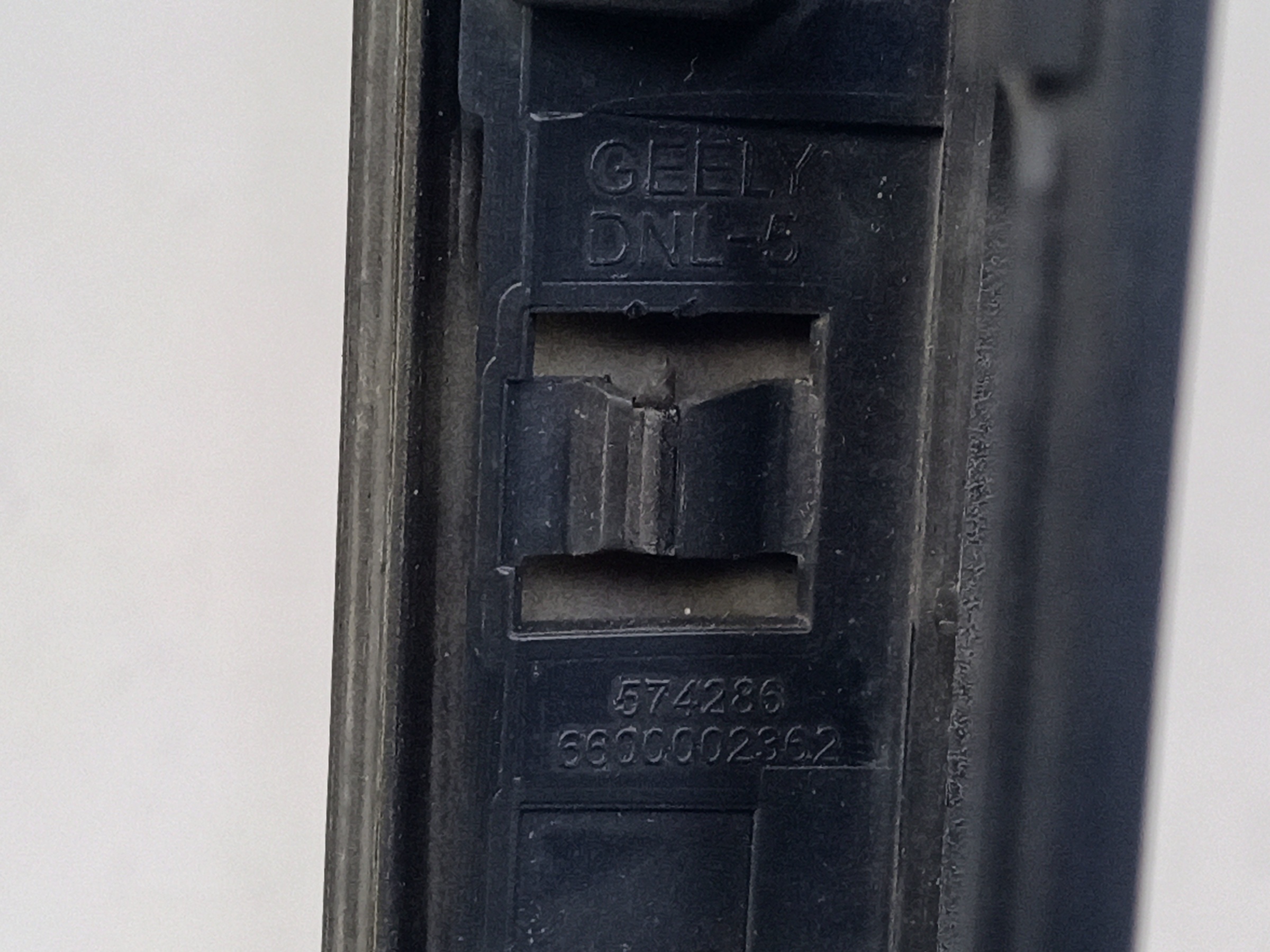 Накладка крышки багажника хром Geely Tugella 1