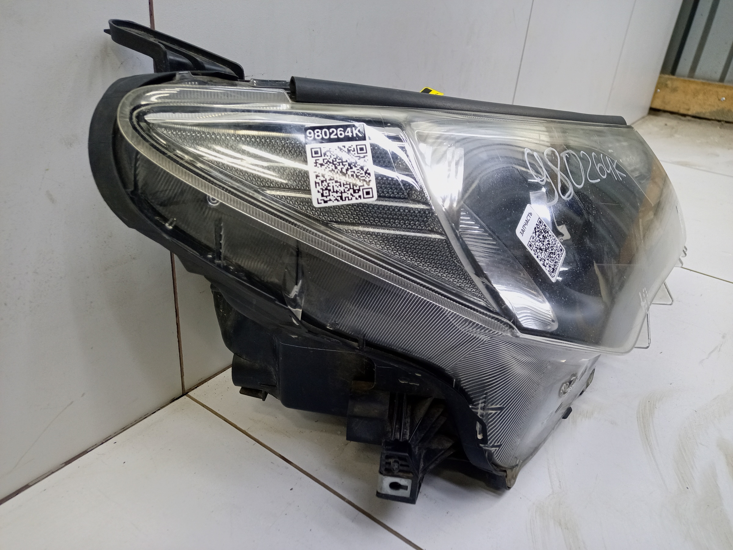 Фара передняя правая Toyota RAV4 CA40 ксенон