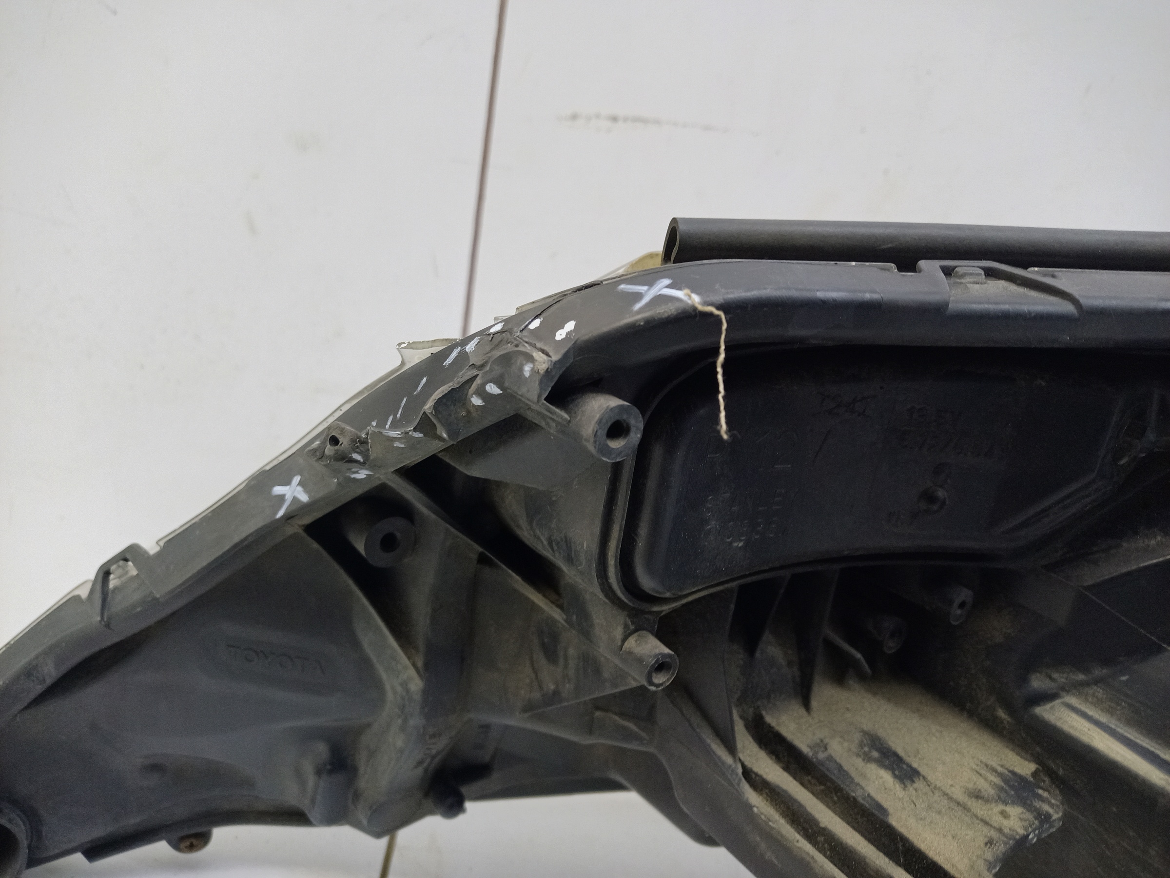 Фара передняя правая Toyota RAV4 CA40 ксенон