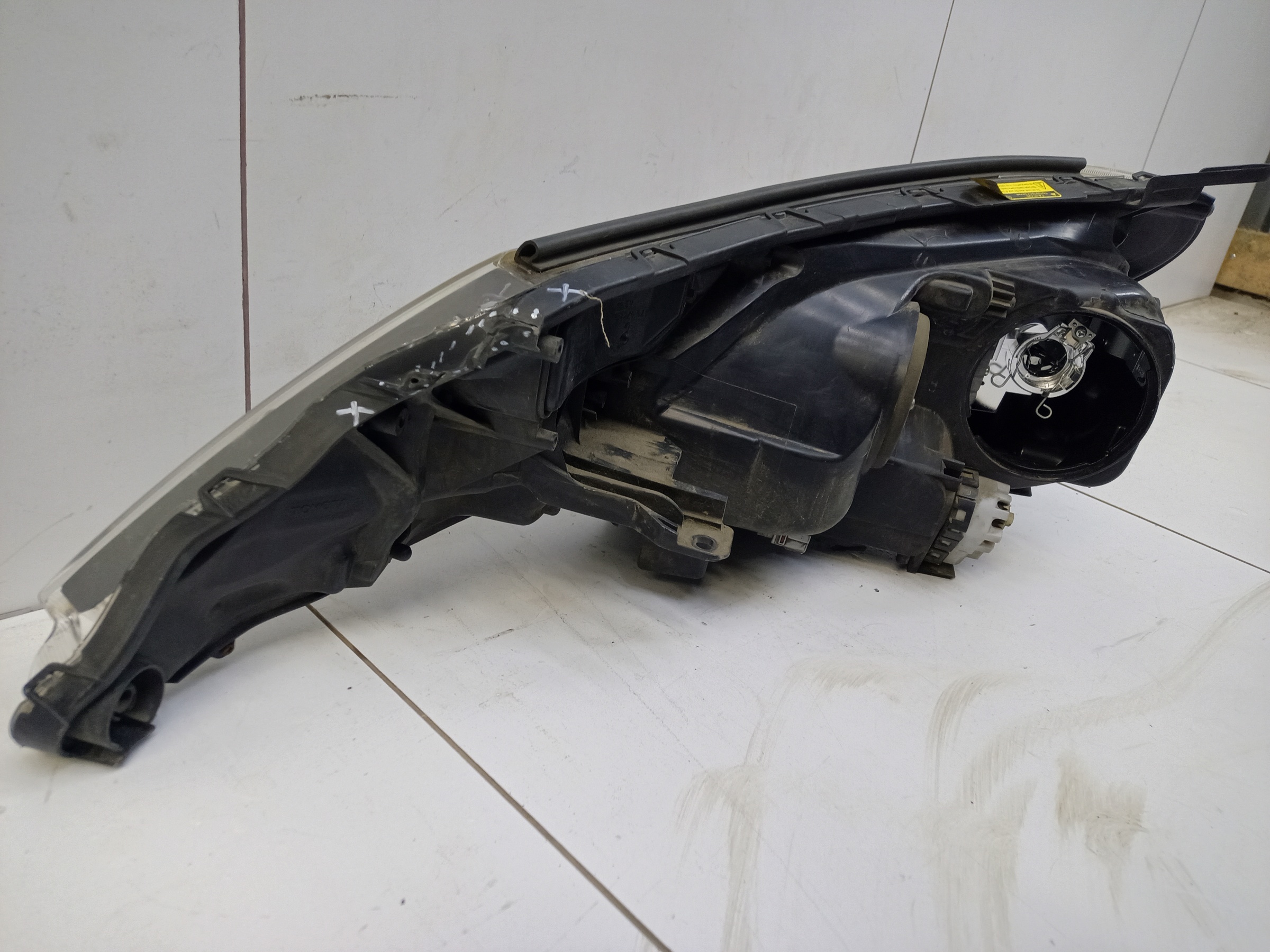 Фара передняя правая Toyota RAV4 CA40 ксенон