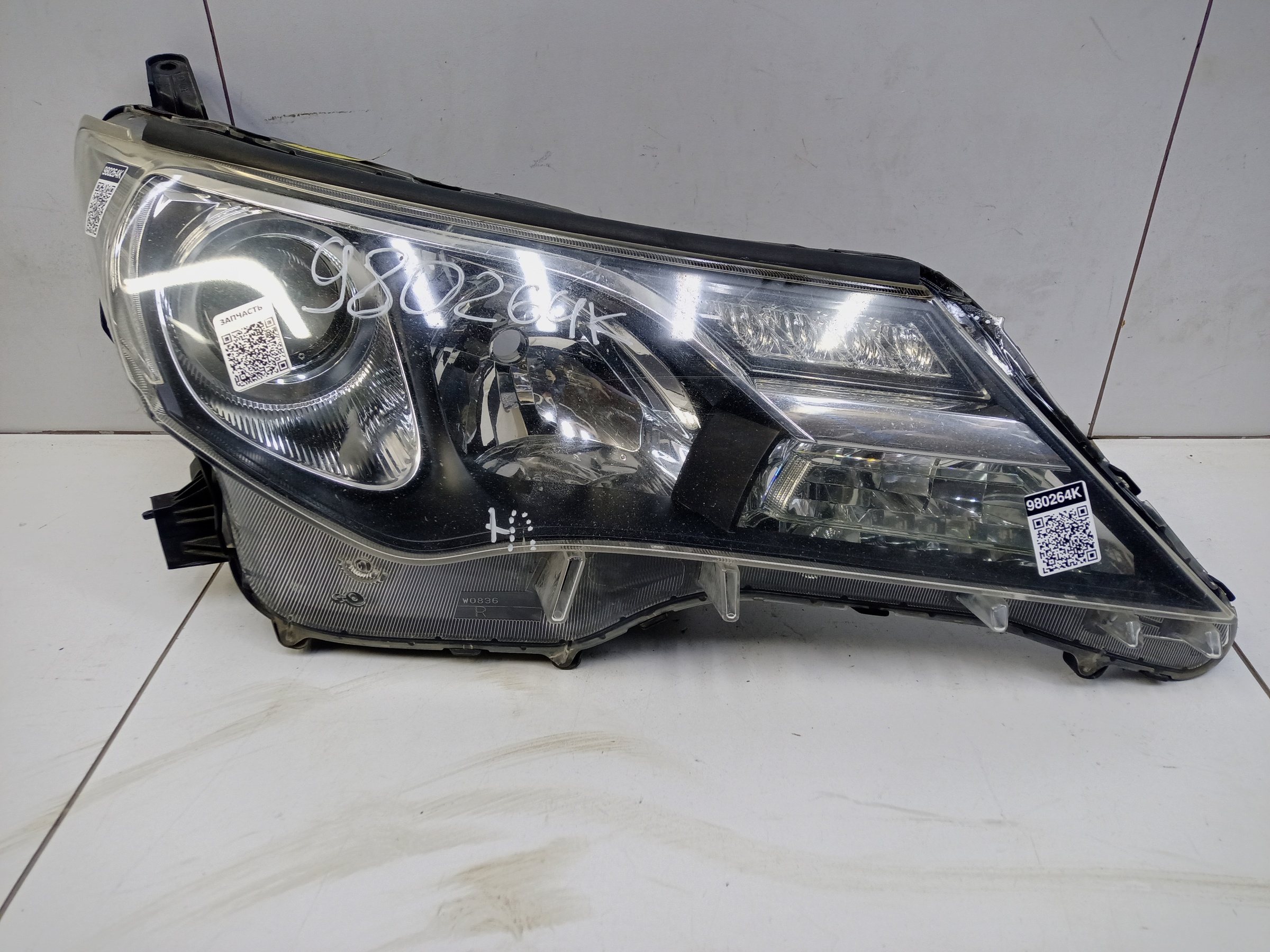 Фара передняя правая Toyota RAV4 CA40 ксенон