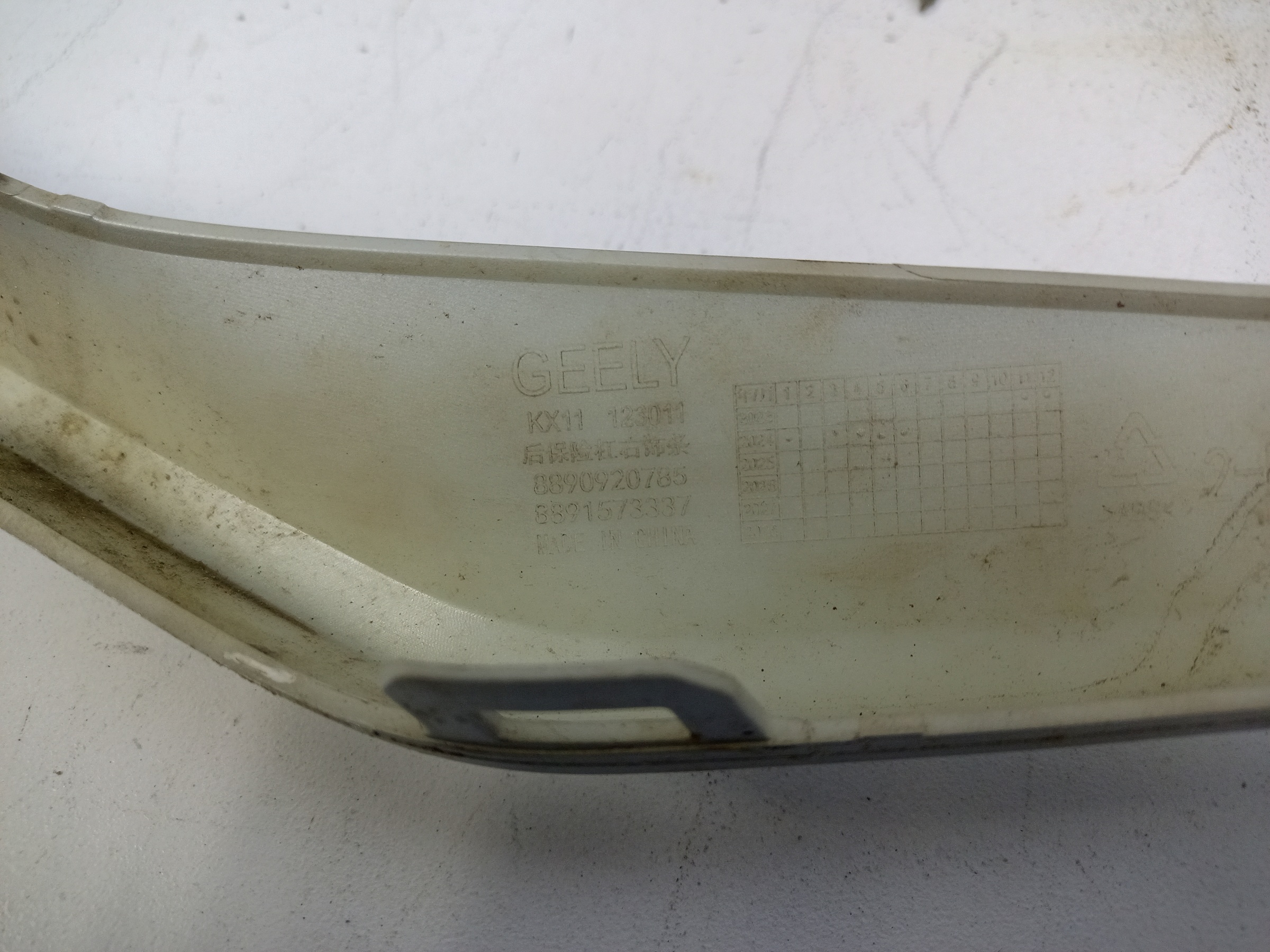 Накладка заднего бампера правая матовая Geely Monjaro серая