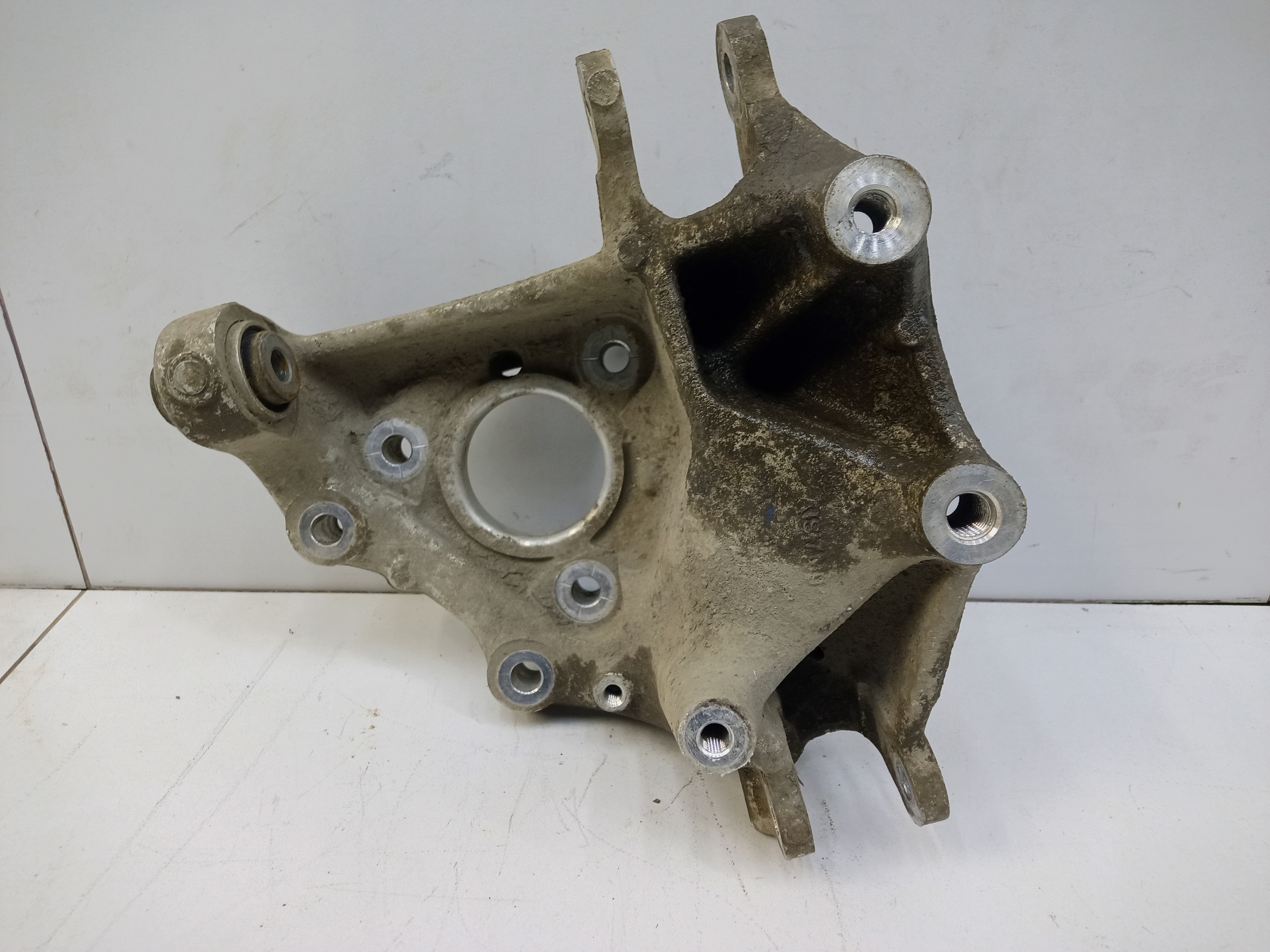 Кулак задний правый Geely Monjaro