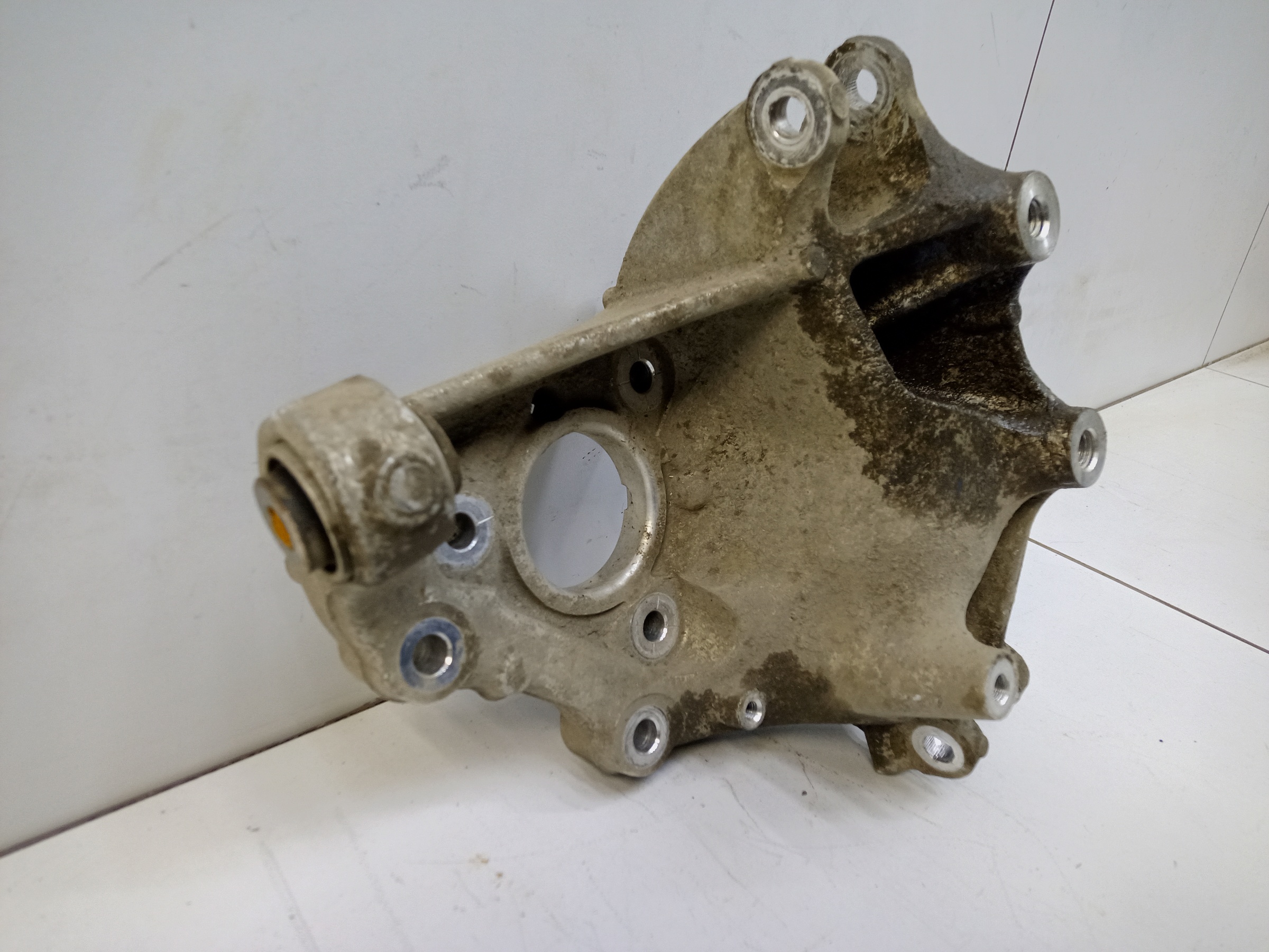 Кулак задний правый Geely Monjaro