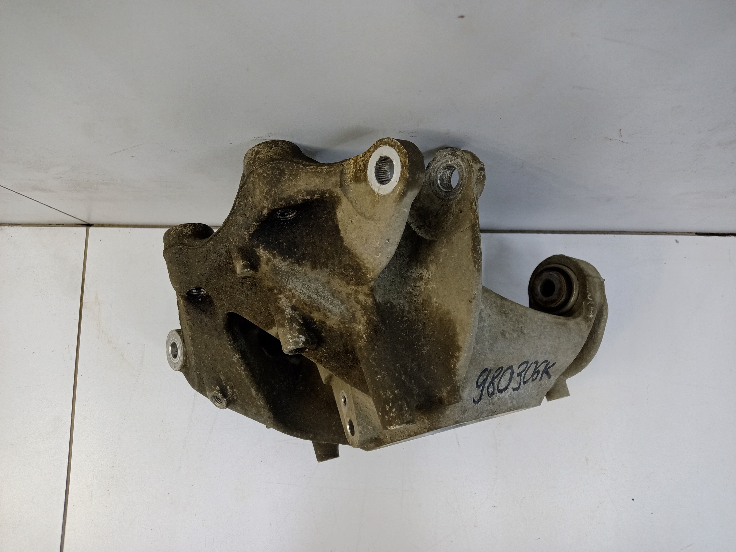 Кулак задний правый Geely Monjaro