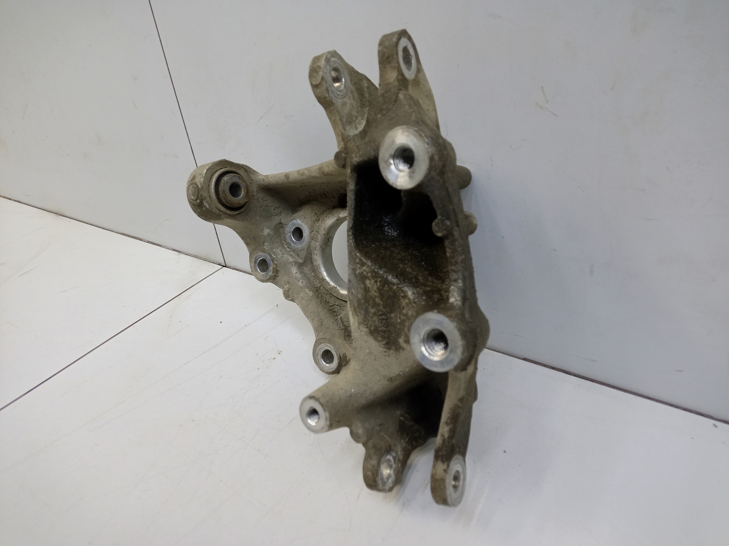 Кулак задний правый Geely Monjaro