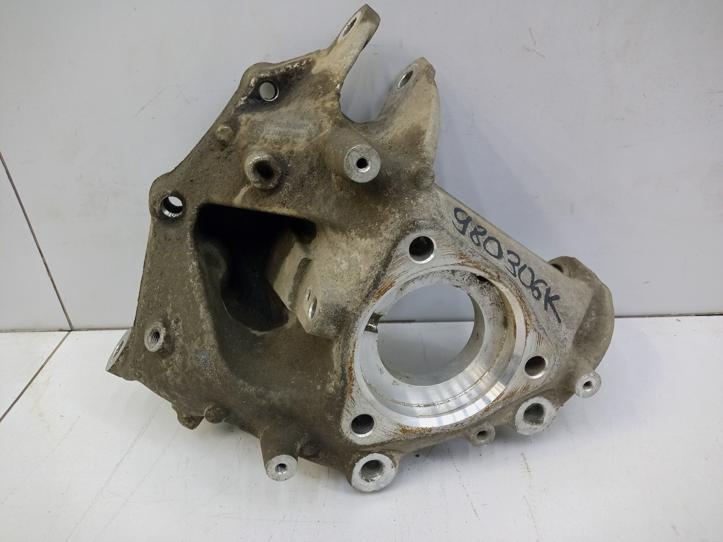 Кулак задний правый Geely Monjaro