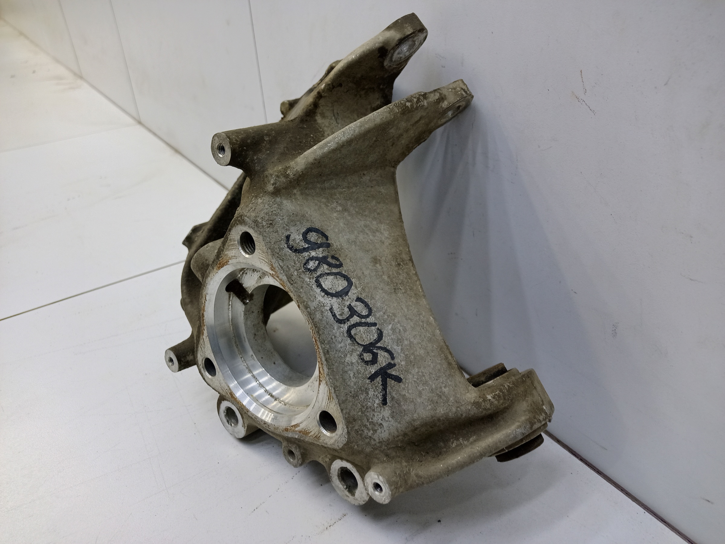 Кулак задний правый Geely Monjaro