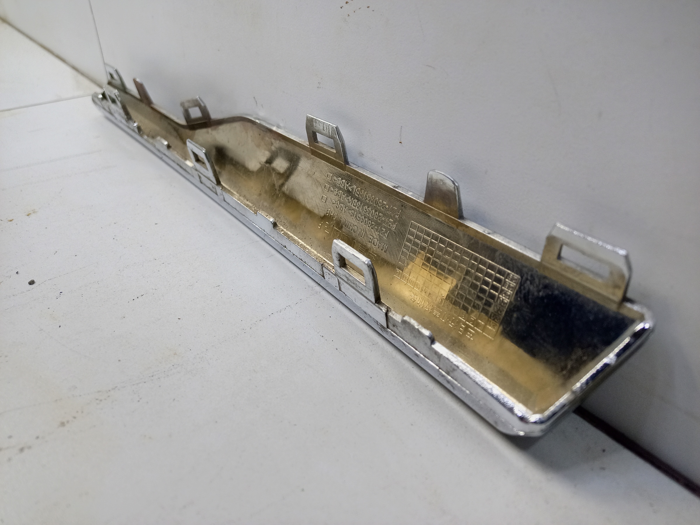 Накладка хром переднего бампера левая Jetour X70 Plus Restail