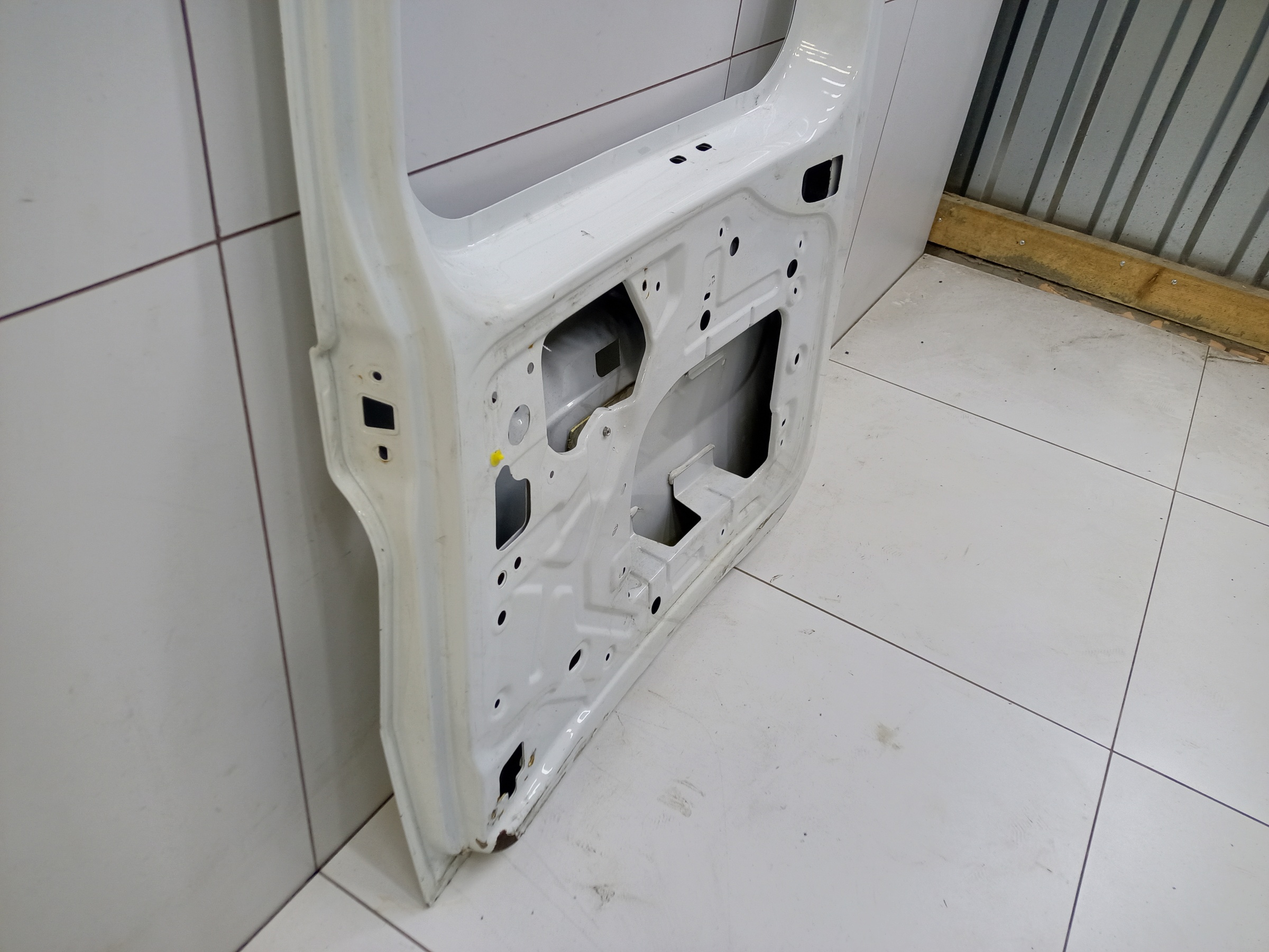 Дверь задняя левая распашная Lada Largus под стекло