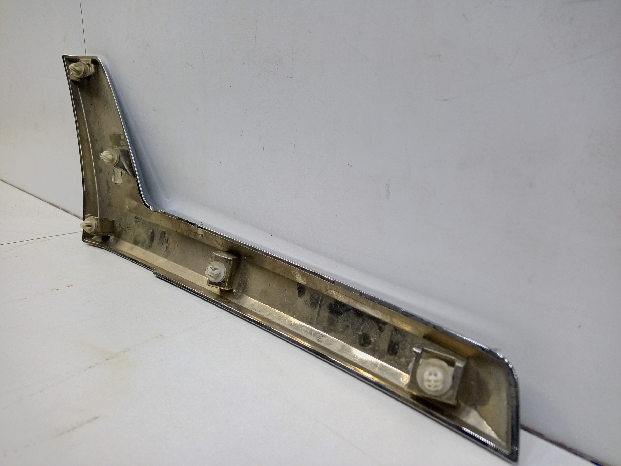 Накладка хром фары левой Toyota Land Cruiser 200 Restail 2