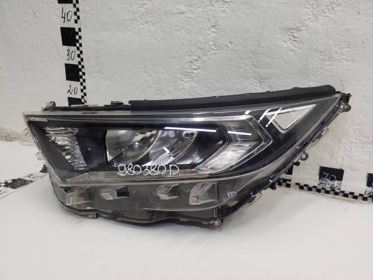 Фара передняя левая Toyota RAV4 XA50 LED