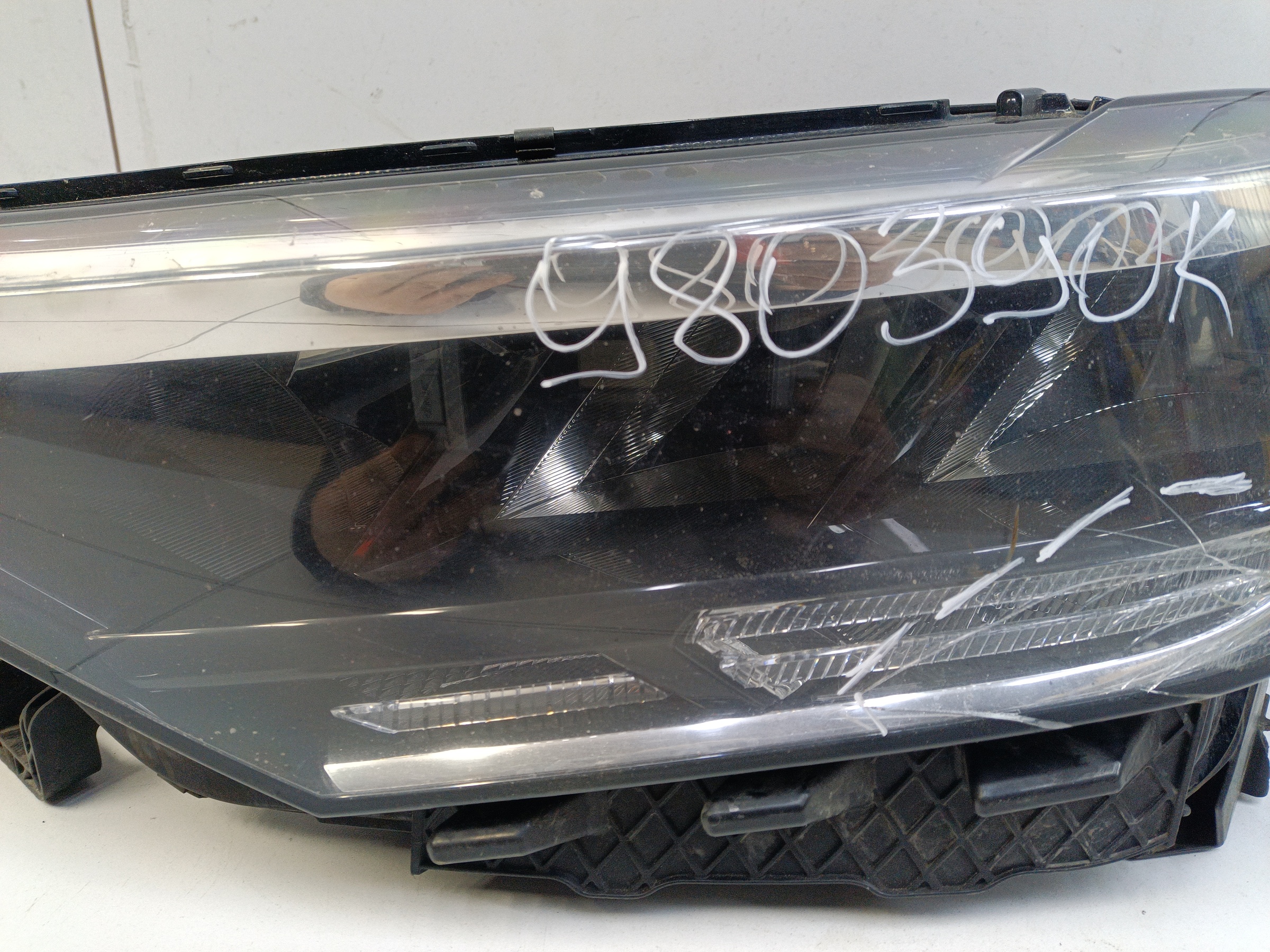 Фара передняя левая Volkswagen Polo 6 Liftback LED