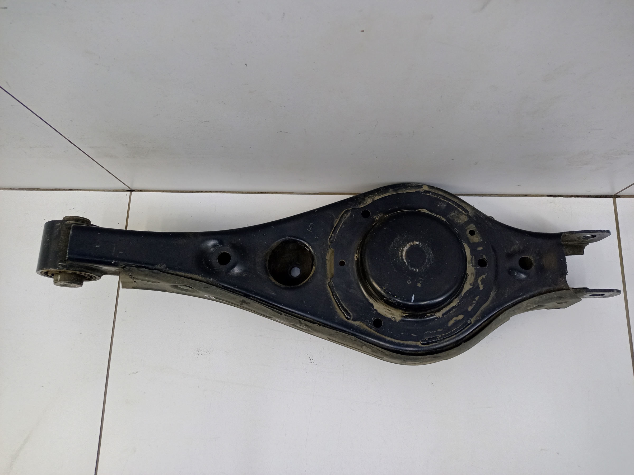 Рычаг задней подвески нижний левый Hyundai Staria