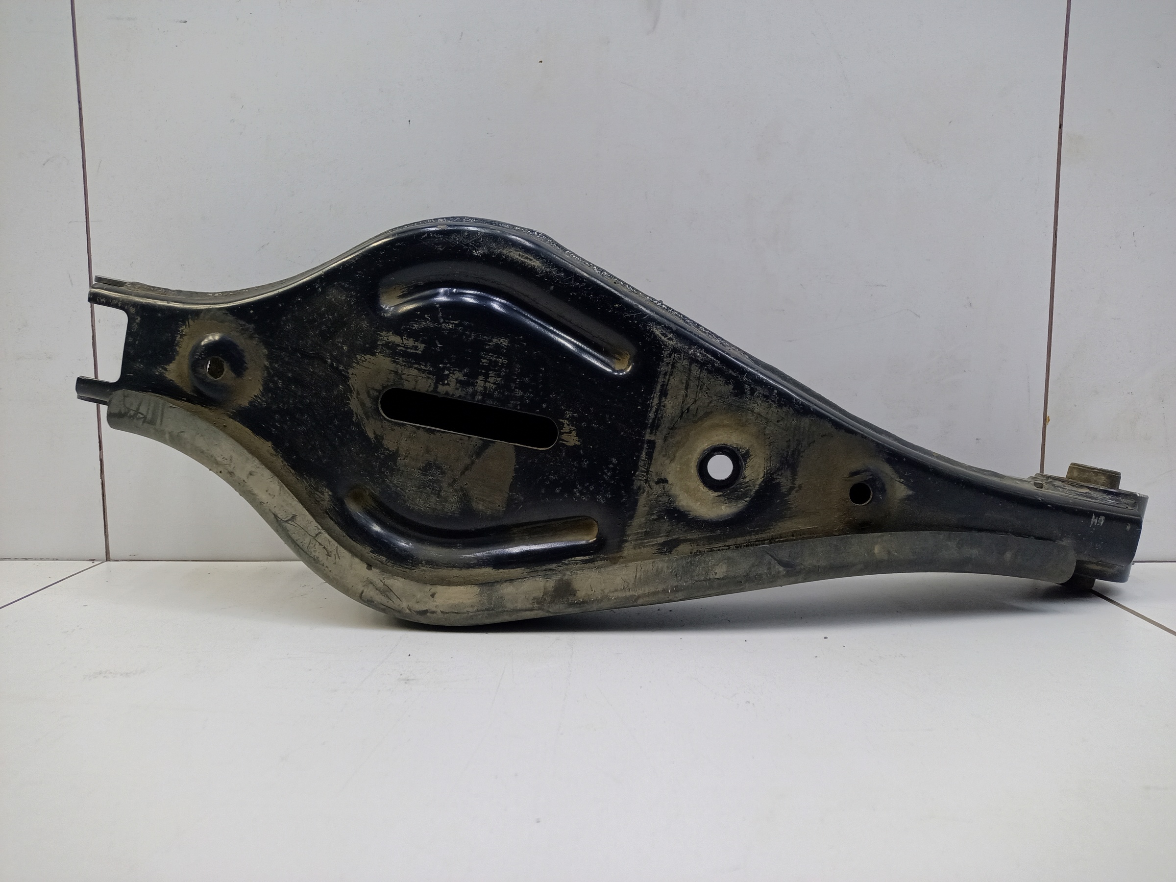 Рычаг задней подвески нижний левый Hyundai Staria