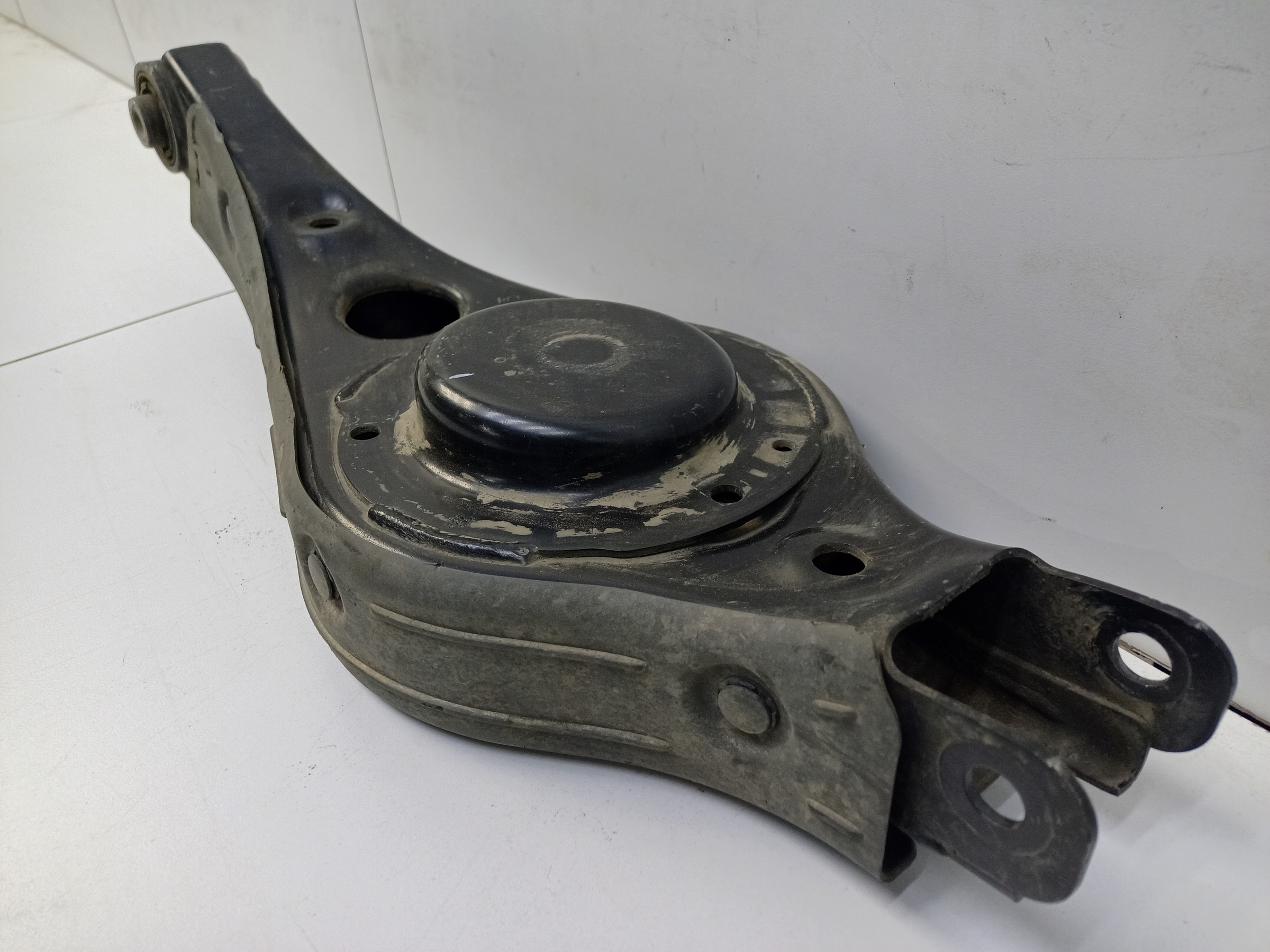 Рычаг задней подвески нижний левый Hyundai Staria