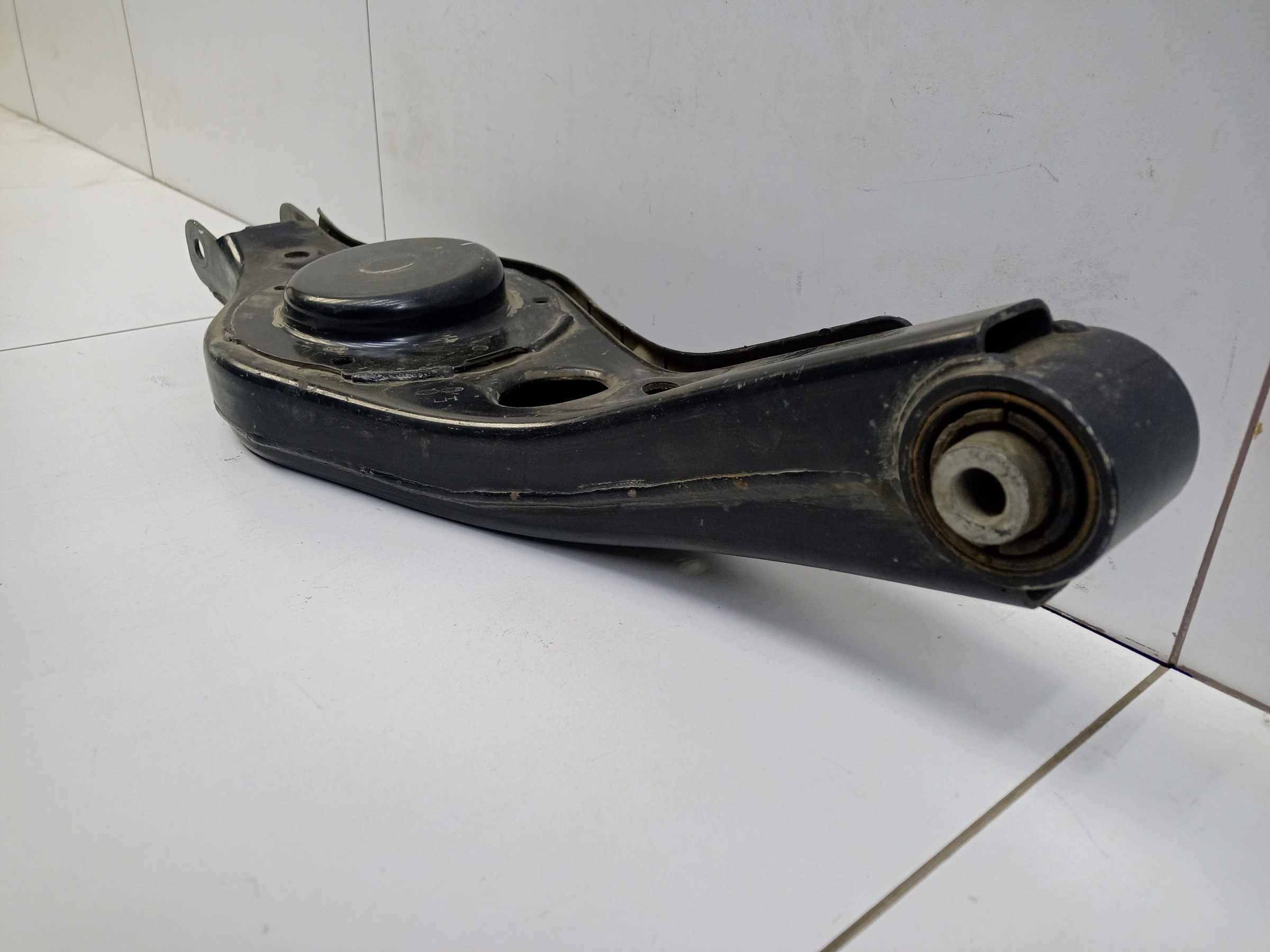 Рычаг задней подвески нижний левый Hyundai Staria