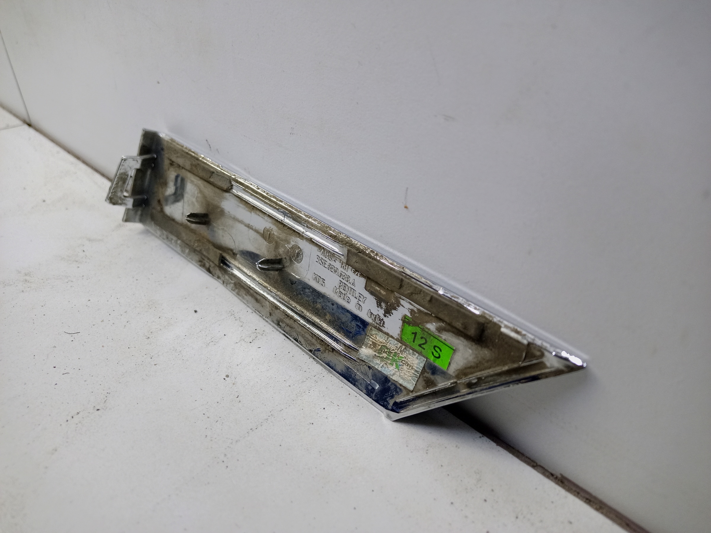 Молдинг крыла заднего правого Bentley Flying Spur 2