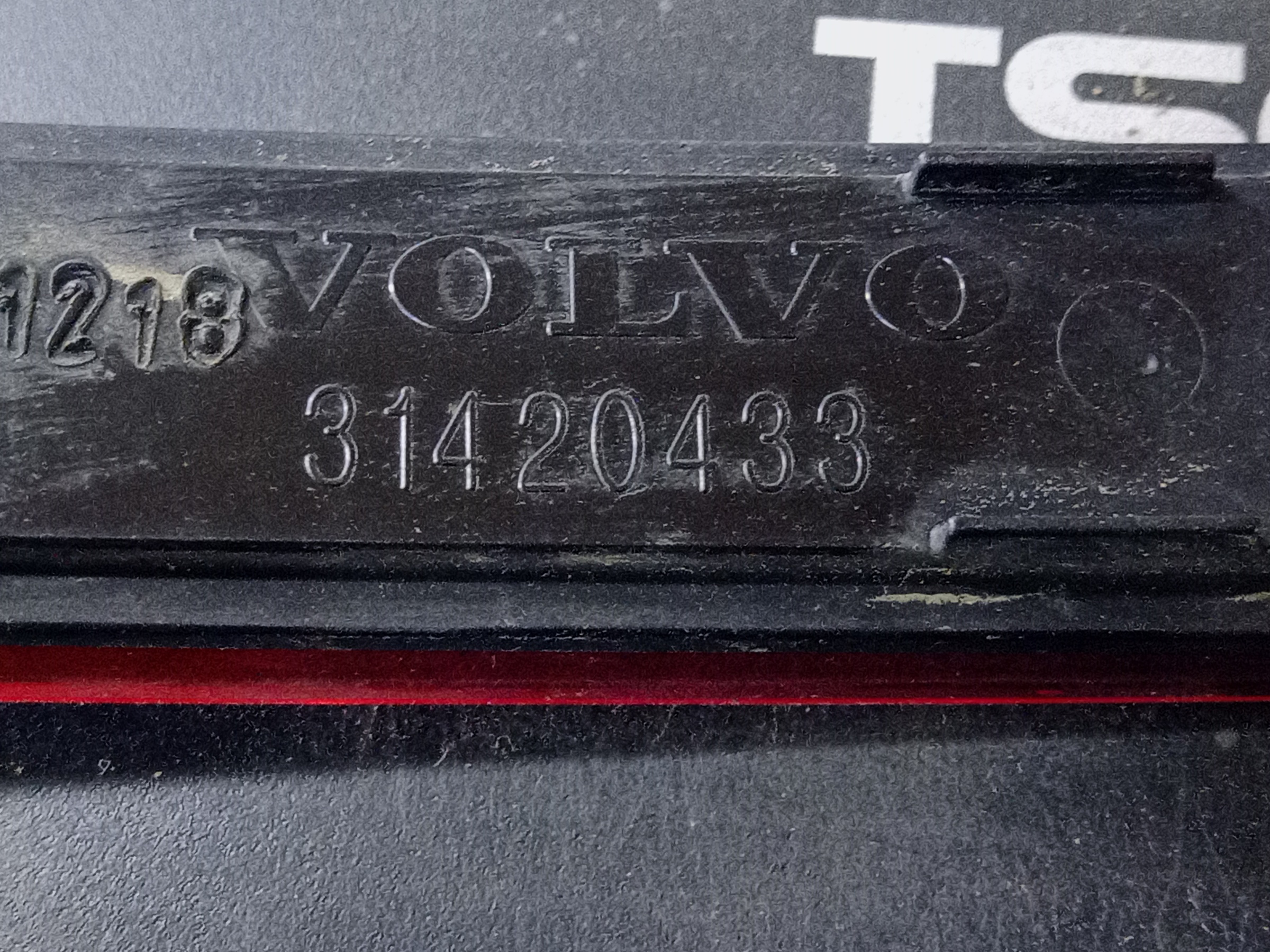 Светоотражатель заднего бампера левый Volvo XC60 2