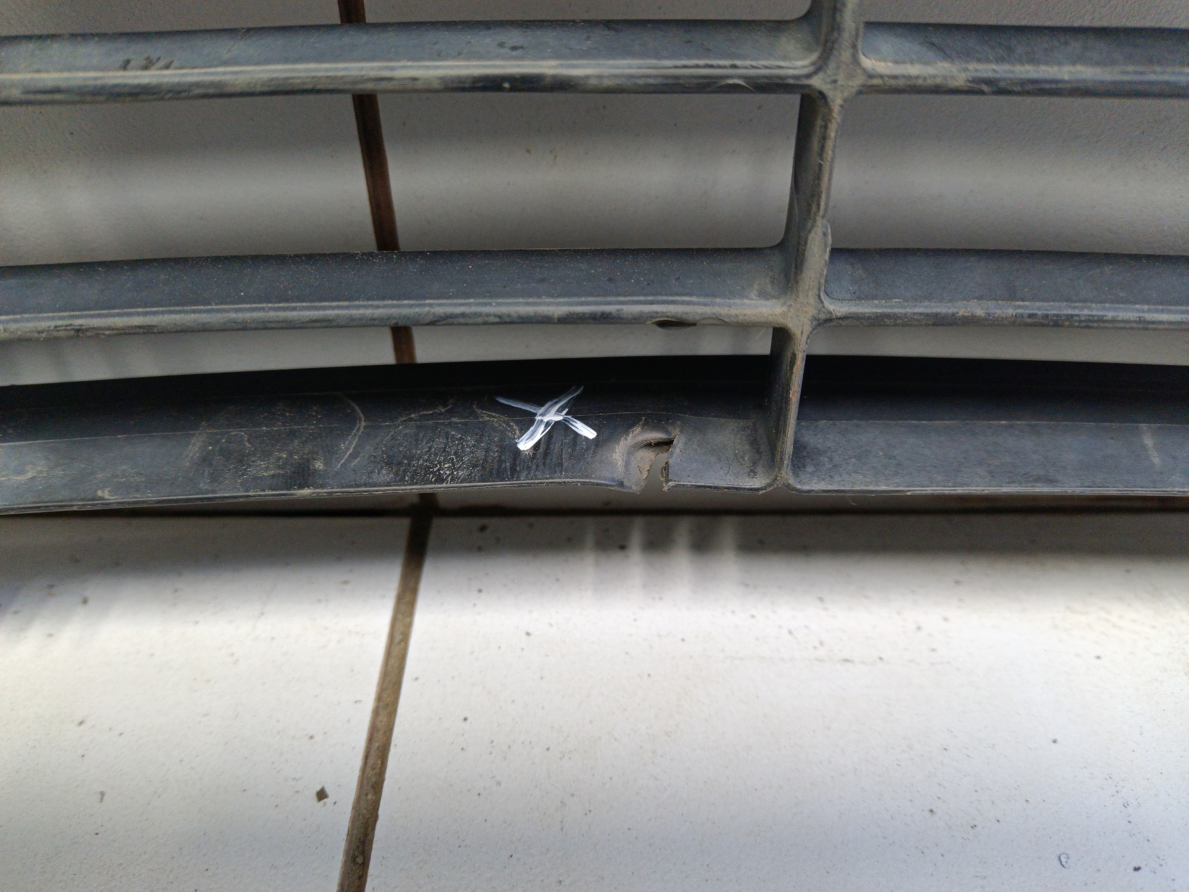 Решетка переднего бампера верхняя Toyota RAV4 CA40 Restail