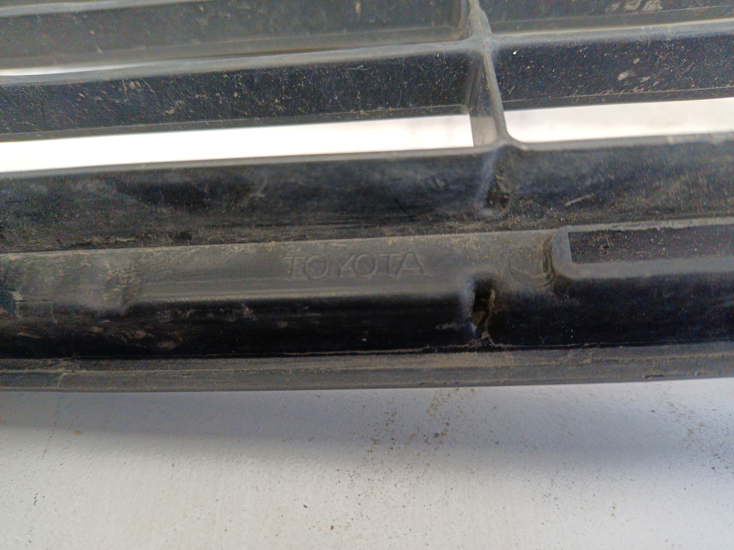 Решетка переднего бампера верхняя Toyota RAV4 CA40 Restail