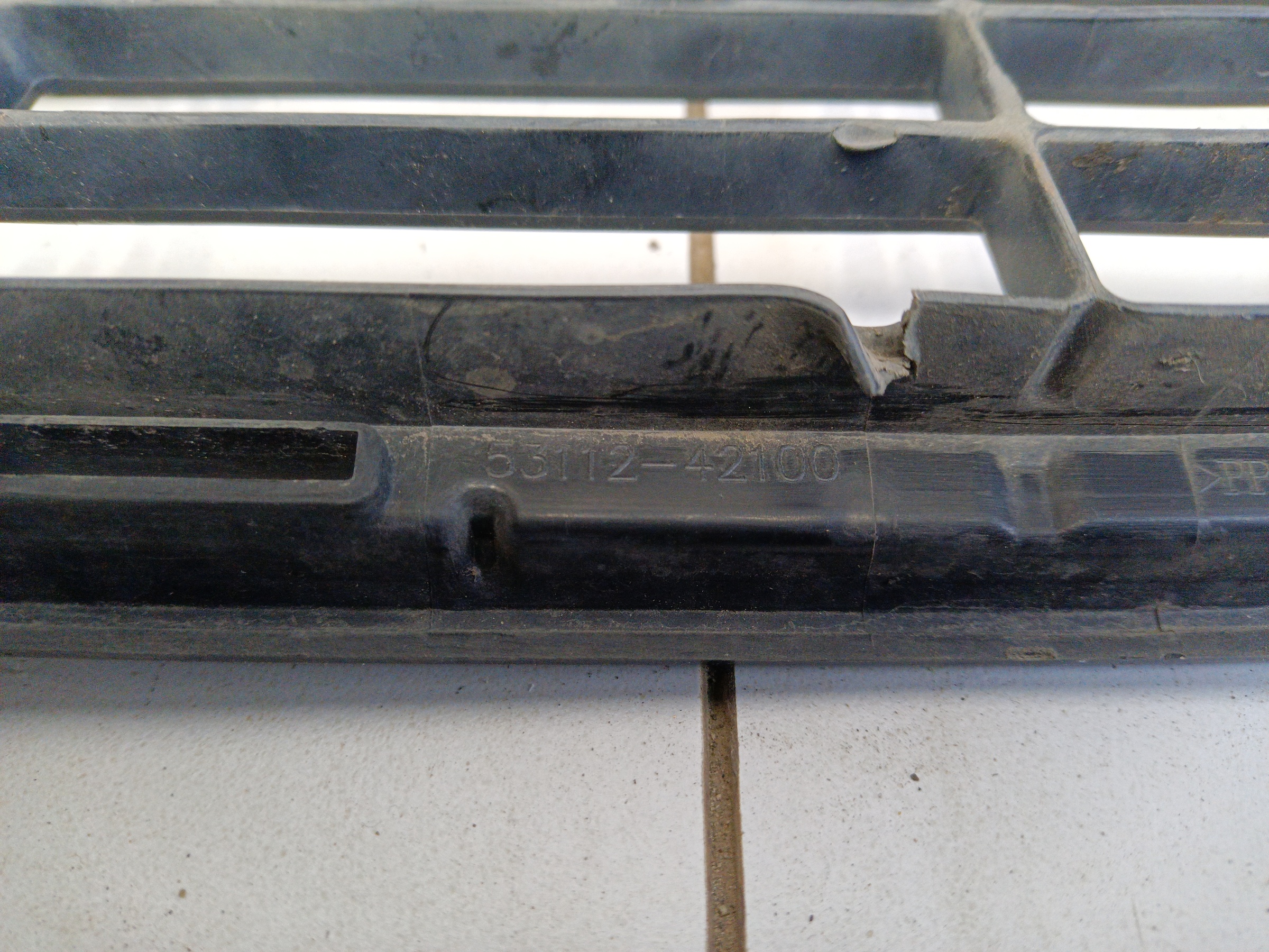 Решетка переднего бампера верхняя Toyota RAV4 CA40 Restail