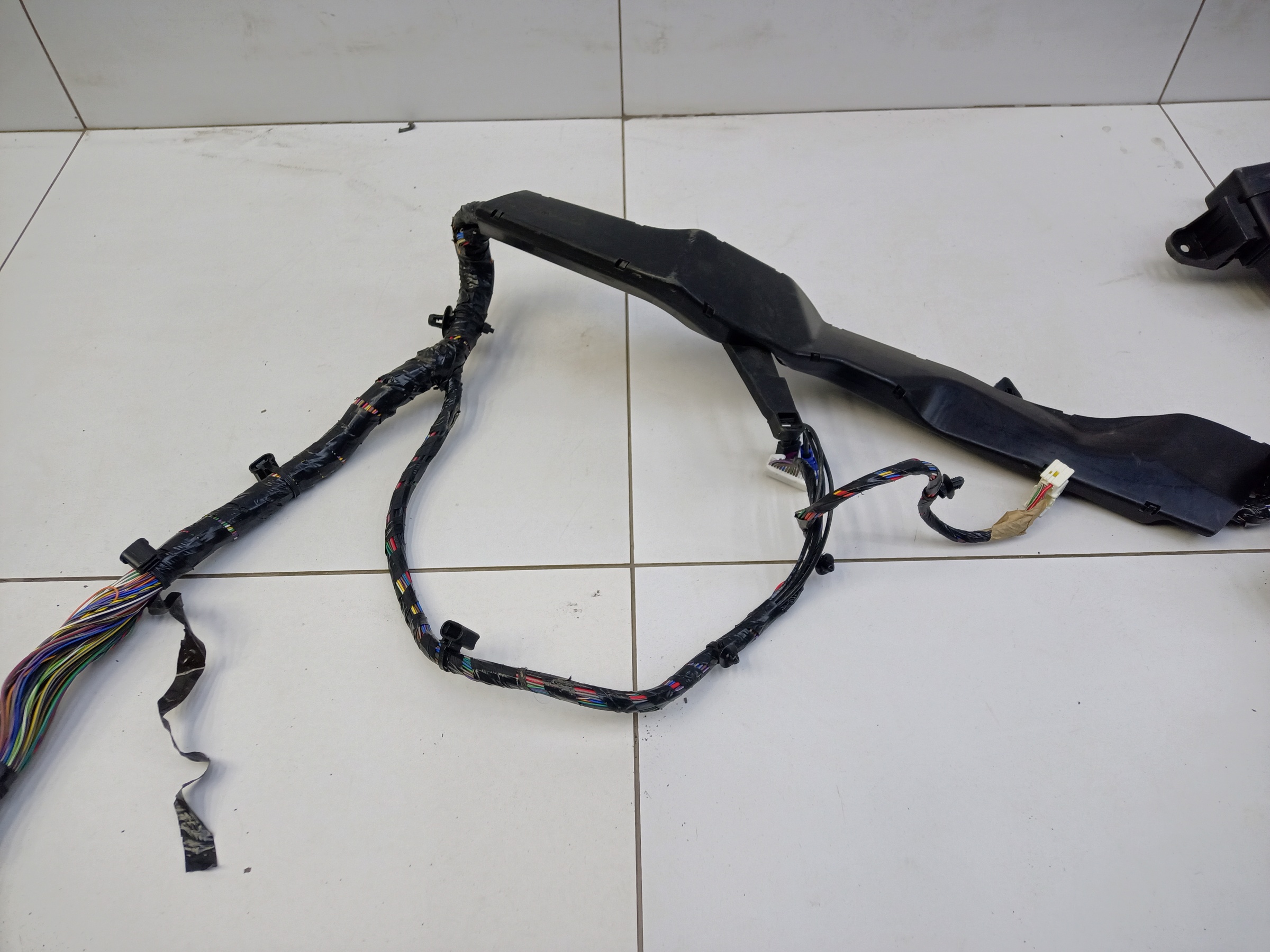 Проводка салона Geely Monjaro