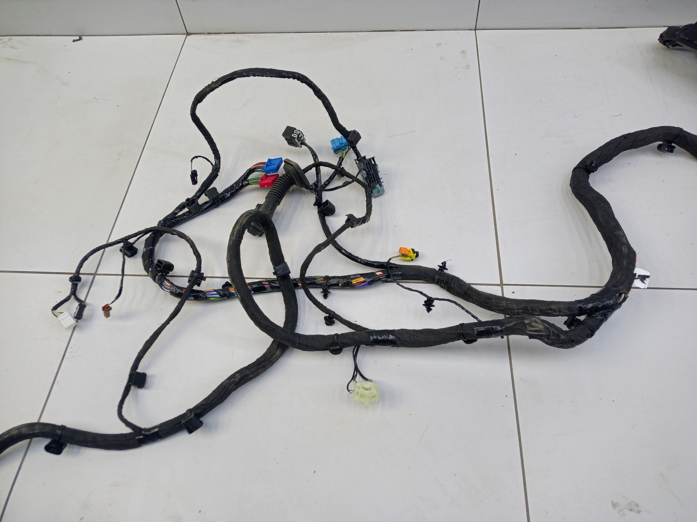 Проводка салона Geely Monjaro